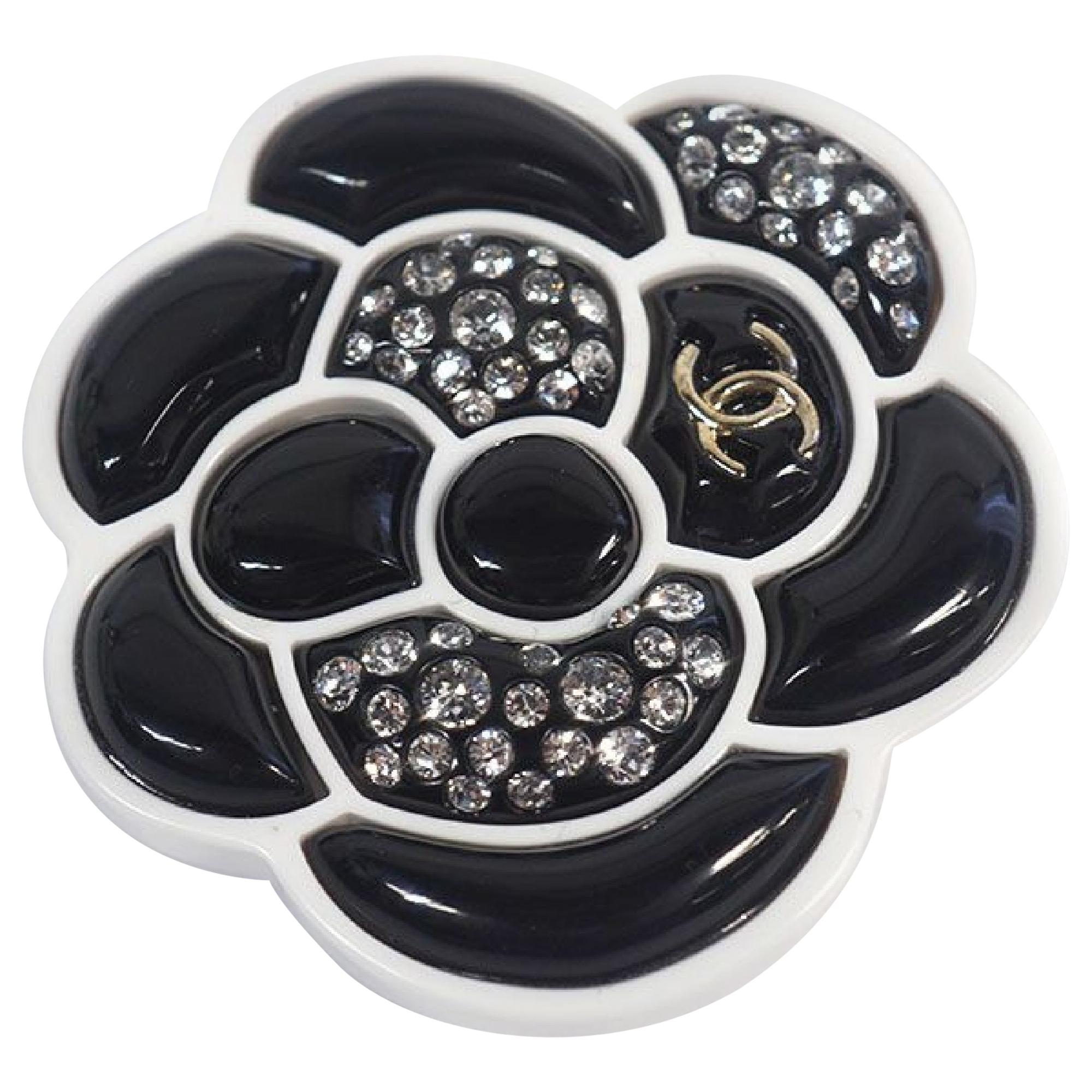 Chanel Vintage '96 CC White Daisy Flower Brooch/Pin at 1stDibs