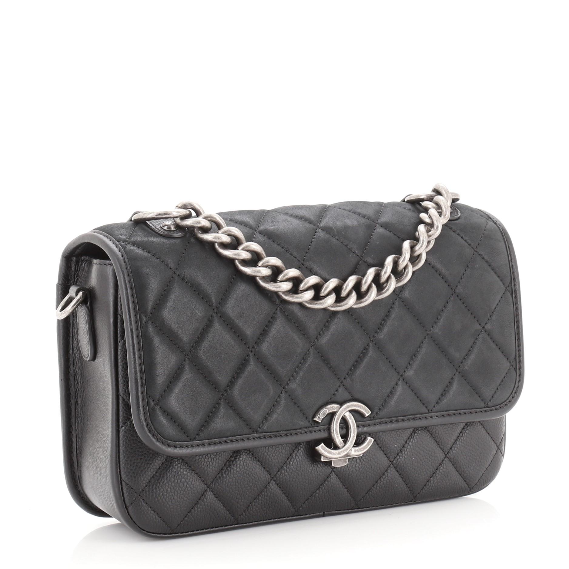 Chanel Daily Carry Messenger Bag Gestepptes schillerndes Kalbsleder und Kaviar Medium im Zustand „Gut“ in NY, NY