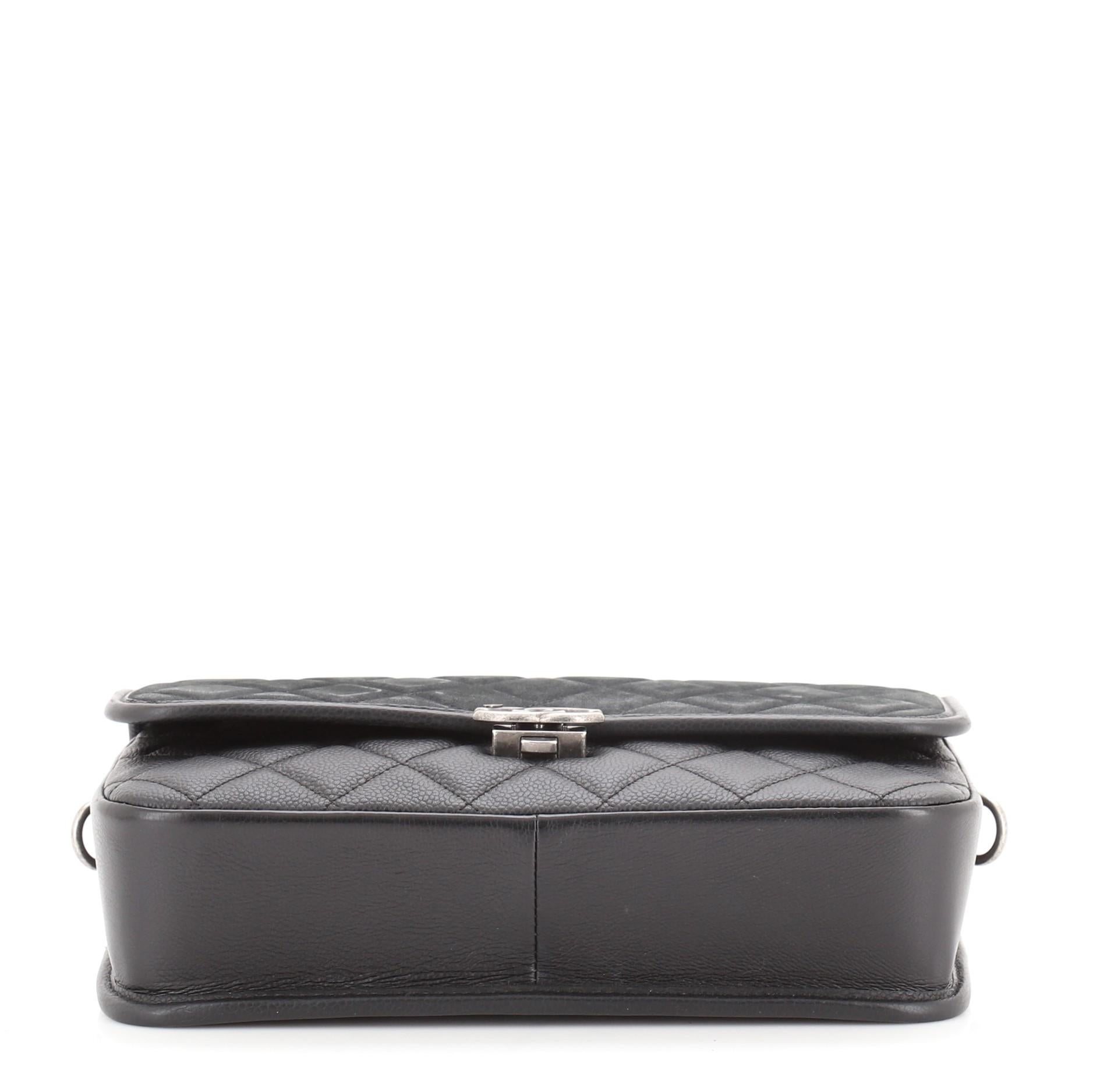 Chanel Daily Carry Messenger Bag Gestepptes schillerndes Kalbsleder und Kaviar Medium 1