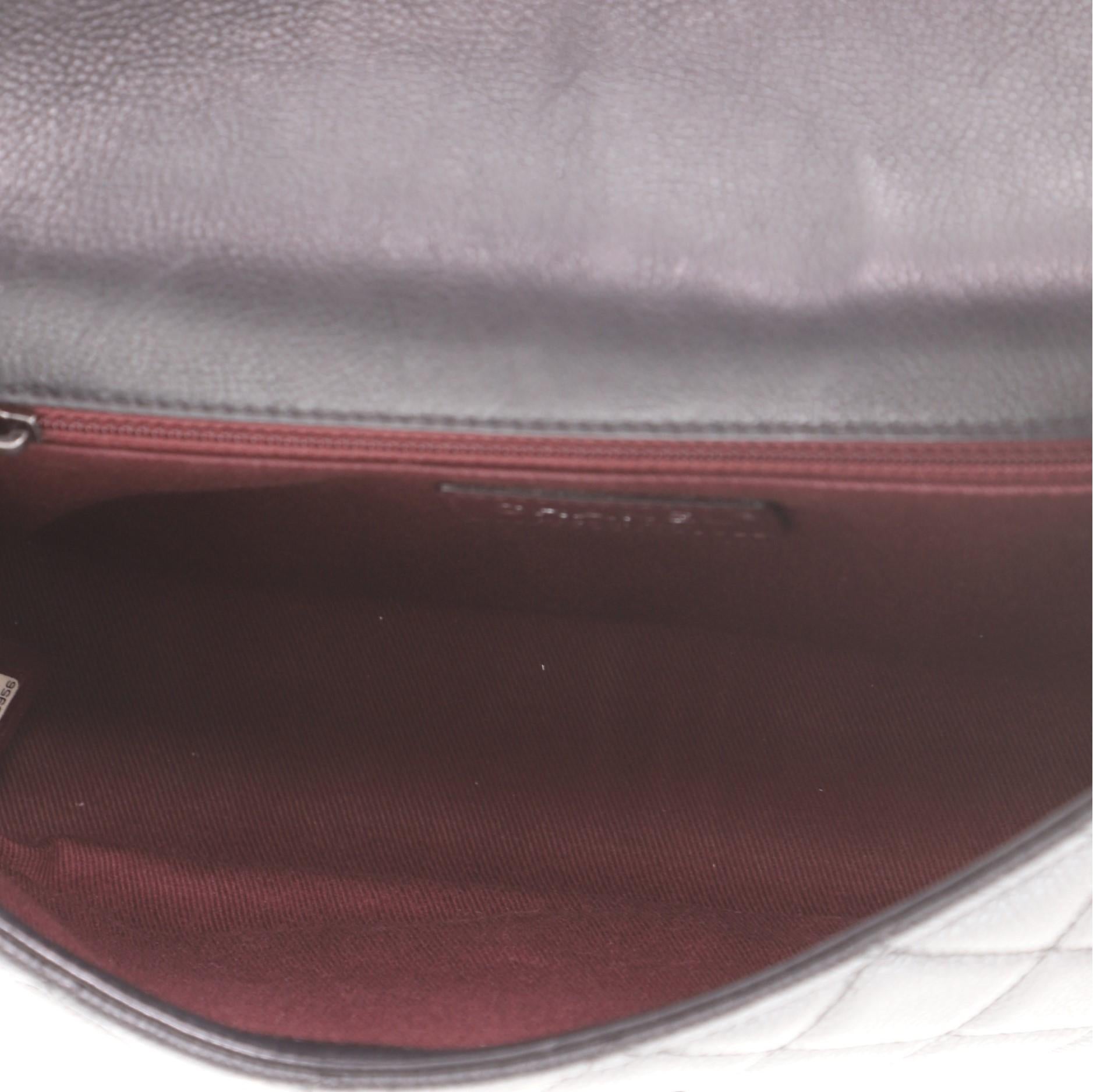 Chanel Daily Carry Messenger Bag Gestepptes schillerndes Kalbsleder und Kaviar Medium 2