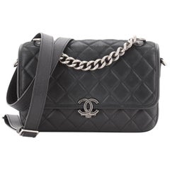 Chanel Daily Carry Messenger Bag Gestepptes schillerndes Kalbsleder und Kaviar Medium