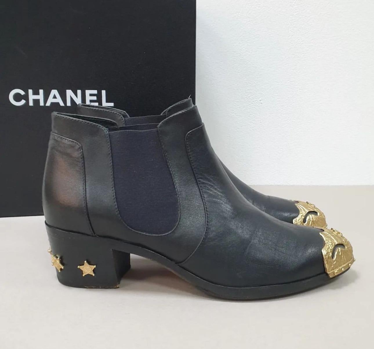 CHANEL Dallas Black Leather Ankle Boots  In Good Condition For Sale In Krakow, PL