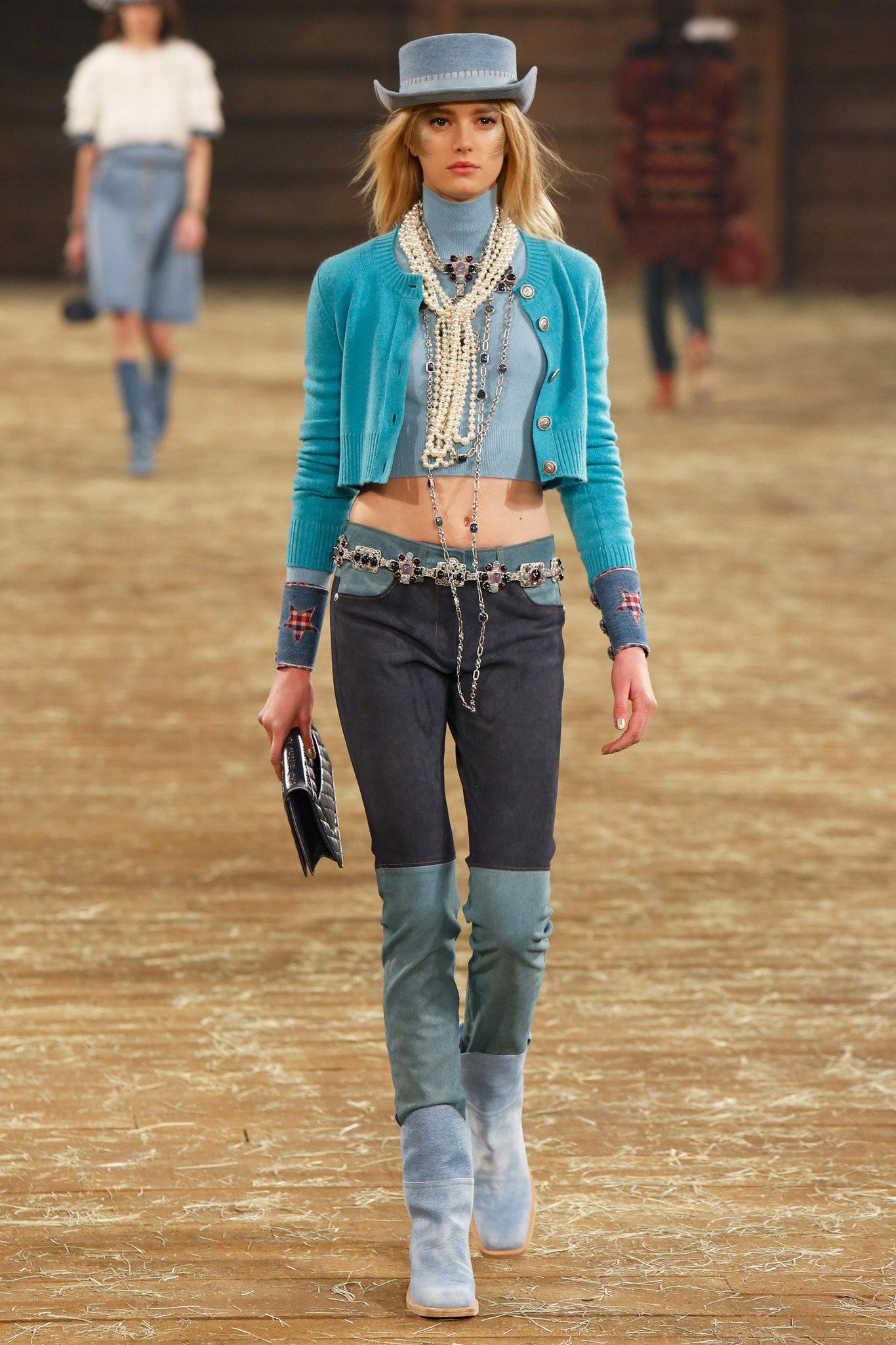 Célèbre cardigan en cachemire bleu de Chanel de Paris / DALLAS Metiers d'Art Collection, 2014 Pre-Fall
Comme sur Pharrell Williams !
- en pur cachemire, super doux au toucher
Taille 38 FR / Etat impeccable