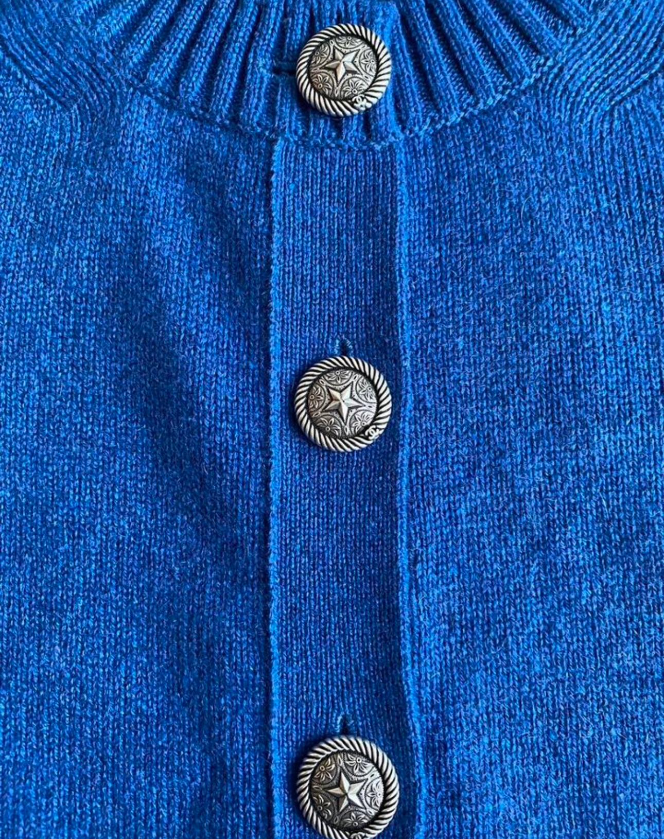Chanel Dallas CC Star Broches Cardigan 38 FR Excellent état à Dubai, AE