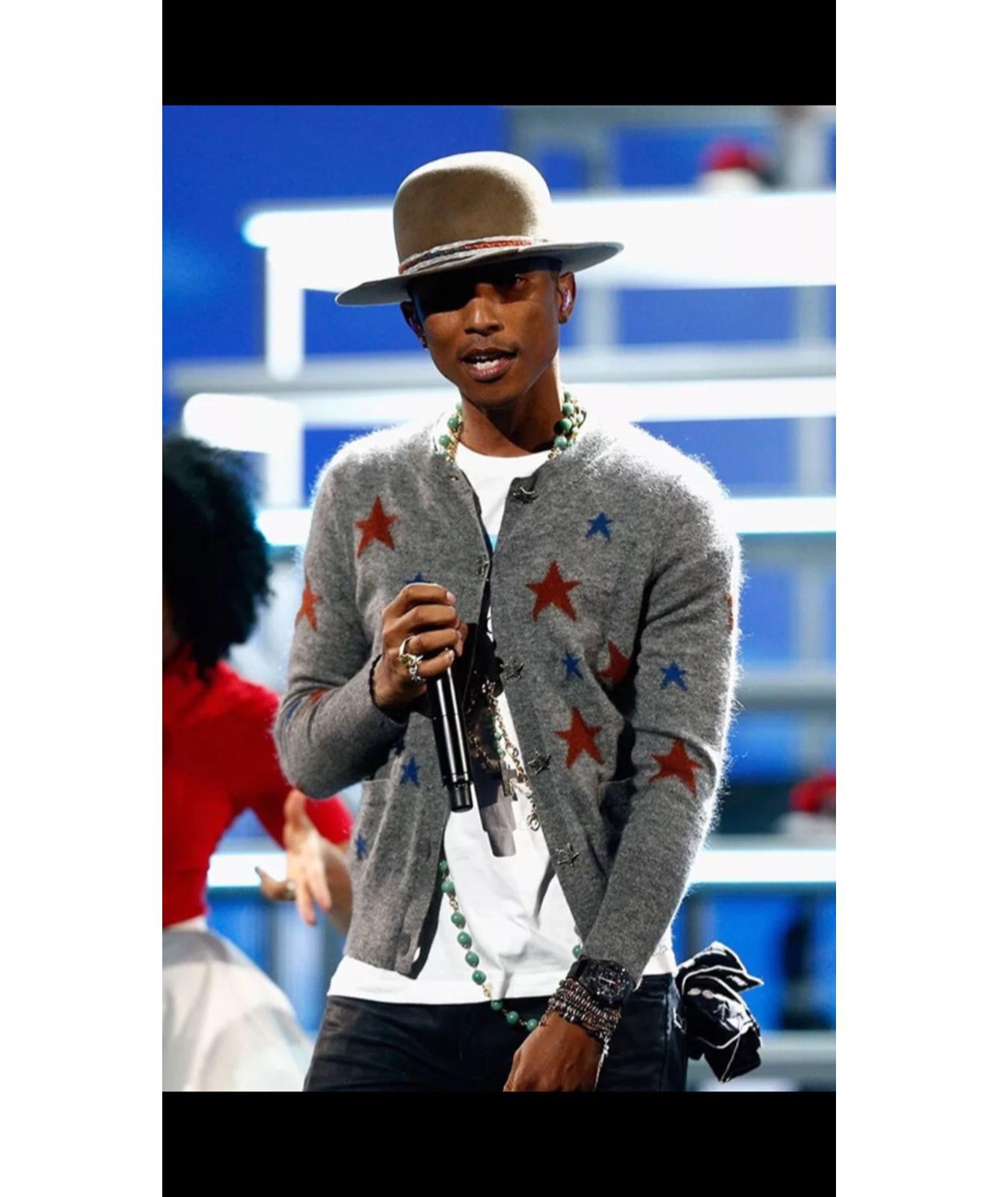 Famous Chanel grey cashmere cardigan from Paris / DALLAS Metiers d'Art Collection, 2014 Pre-Fall
As seen on Pharrell Williams!
- made of pure cashmere, super soft by touch
- CC logo silver-tone ''brooches'' allover the front
Size mark 34 FR. Kept