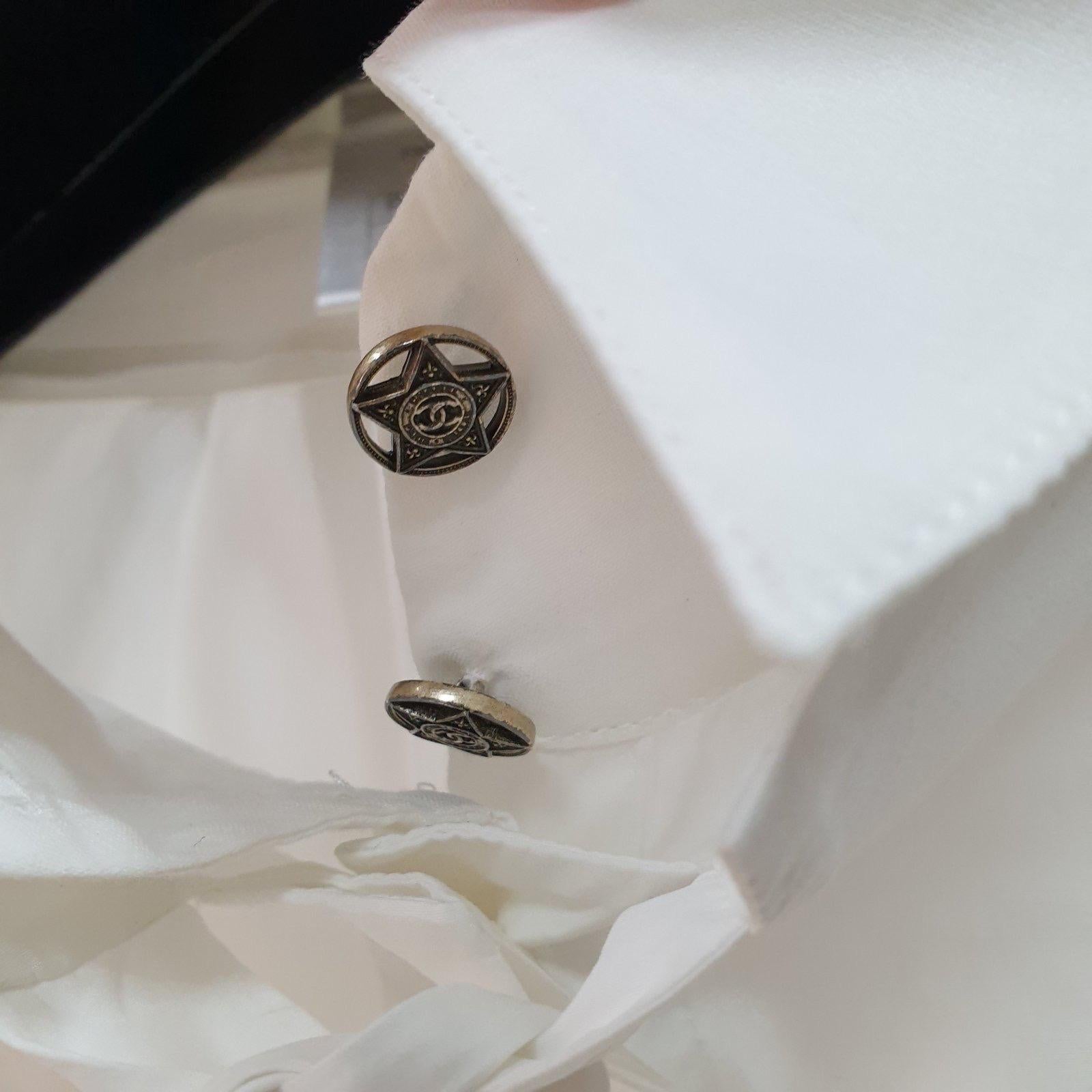 Dallas Weißes Baumwoll-Blusehemd von Chanel (Grau) im Angebot