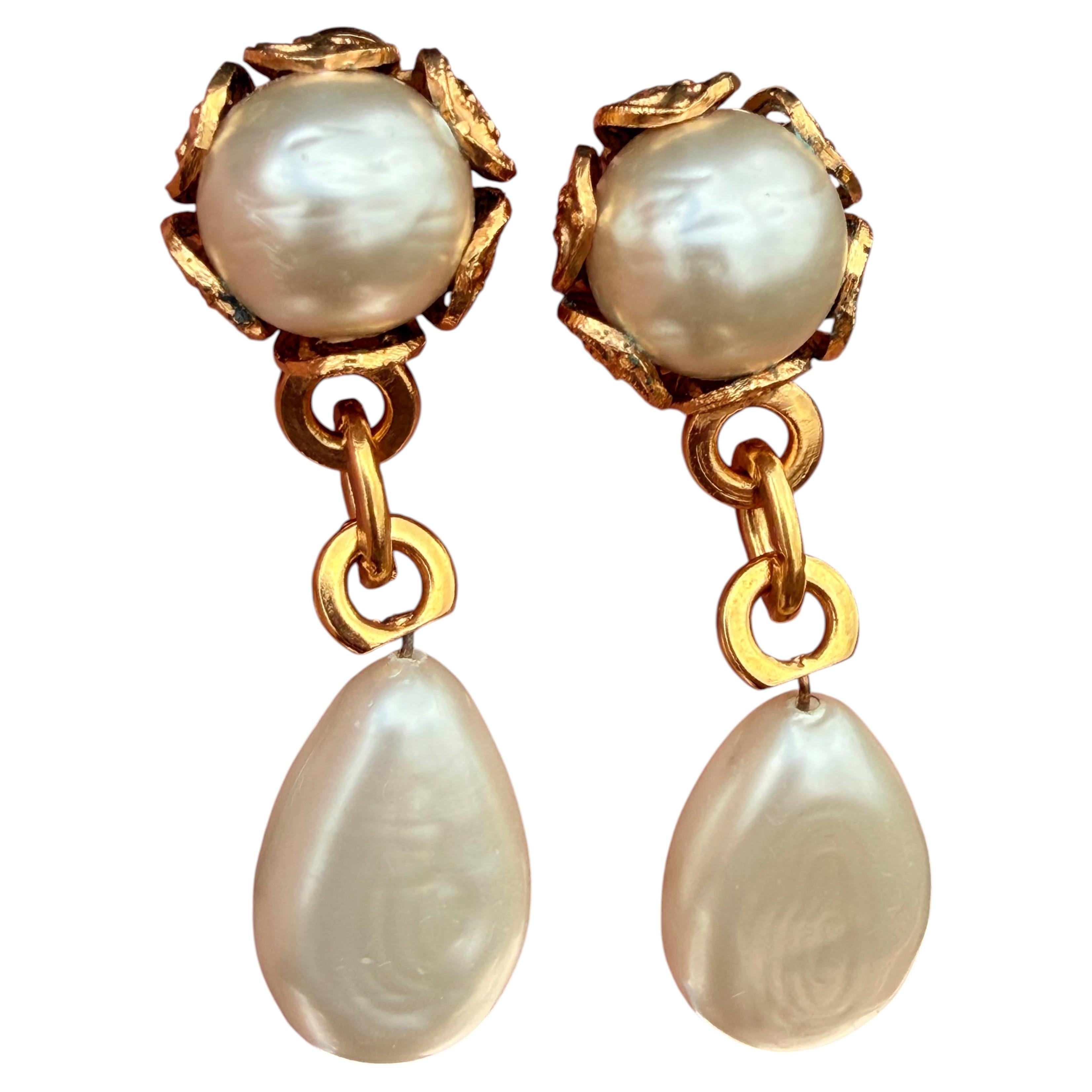 Pendientes de clip de Chanel vintage con perlas sintéticas chapados en oro de 24 quilates, 1994
