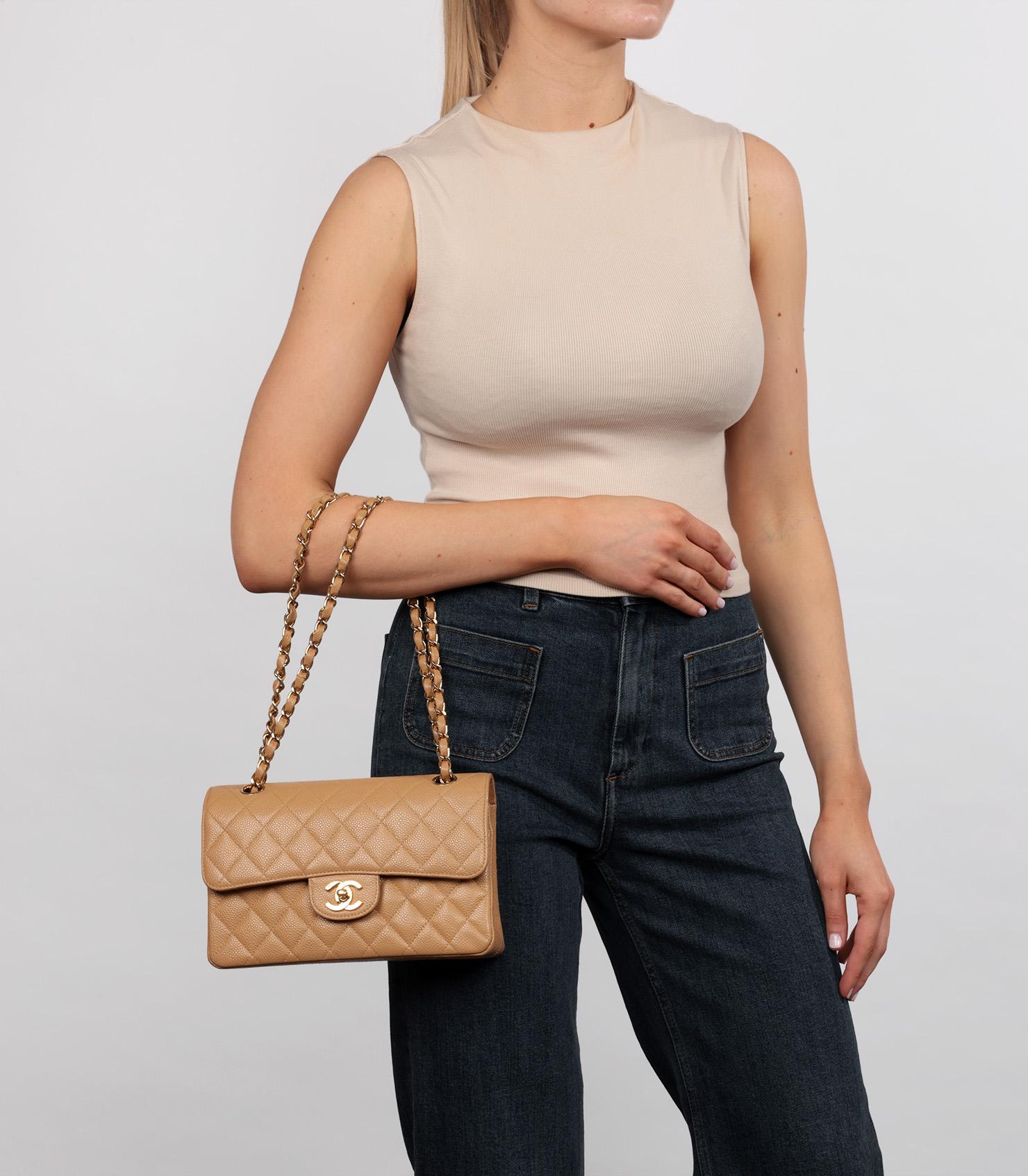 Marca- Chanel
Model- Bolso clásico pequeño con doble solapa
Tipo de producto- Hombro
Número de serie- 83*****
Edad- Alrededor de 2004
Acompañado de: bolsa guardapolvo de Chanel, tarjeta de autenticidad
Color: beige oscuro
Herrajes - Oro (chapado en