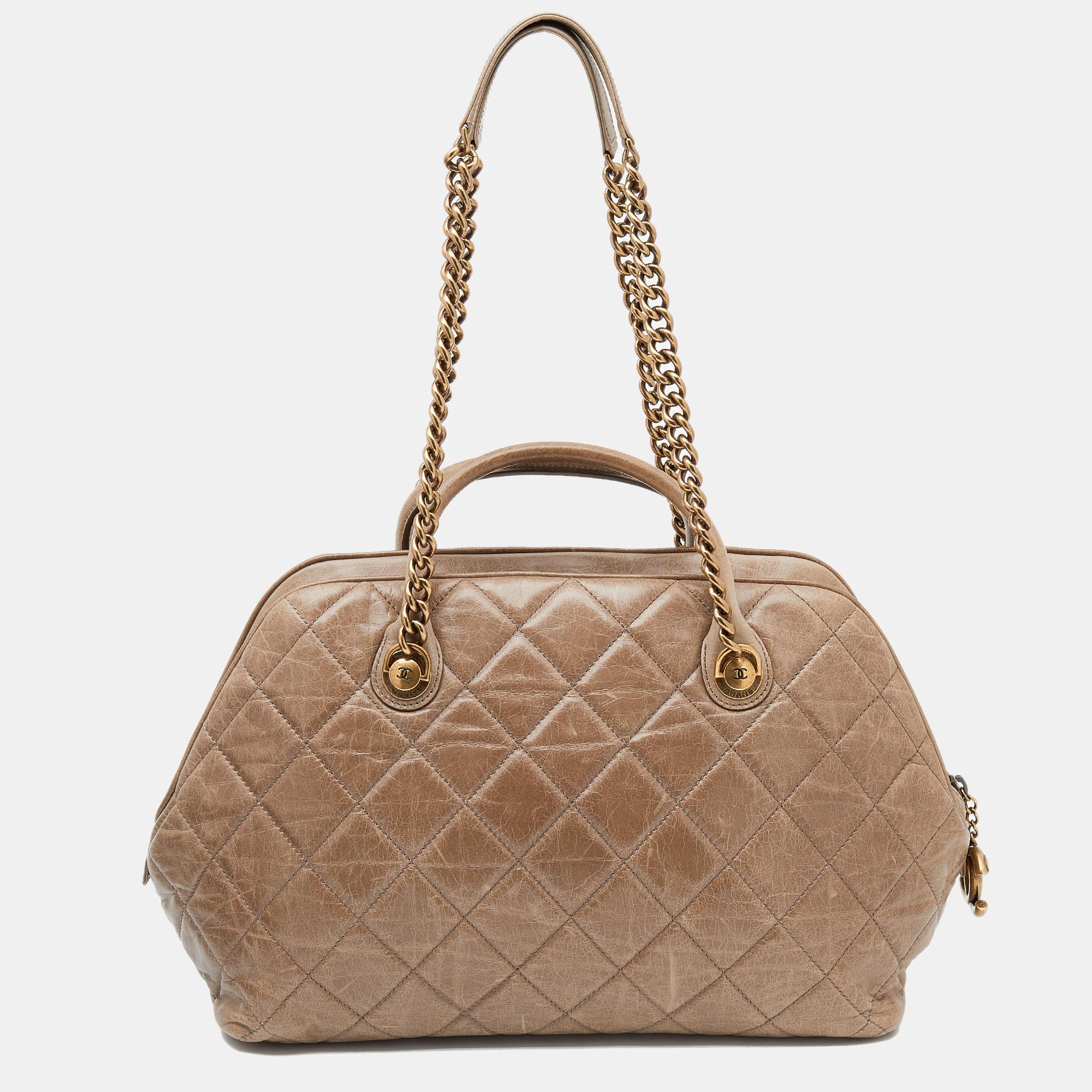 A lovely mix of magic and style, this pre-owned designer leather bag is sure to make a prized buy. It is by Chanel and it features the signature quilt pattern on the exterior. The bag has a spacious fabric interior which is secured by a zipper and