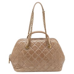 Chanel Dunkelbeige gesteppte Castle Rock Bowlingtasche aus Leder