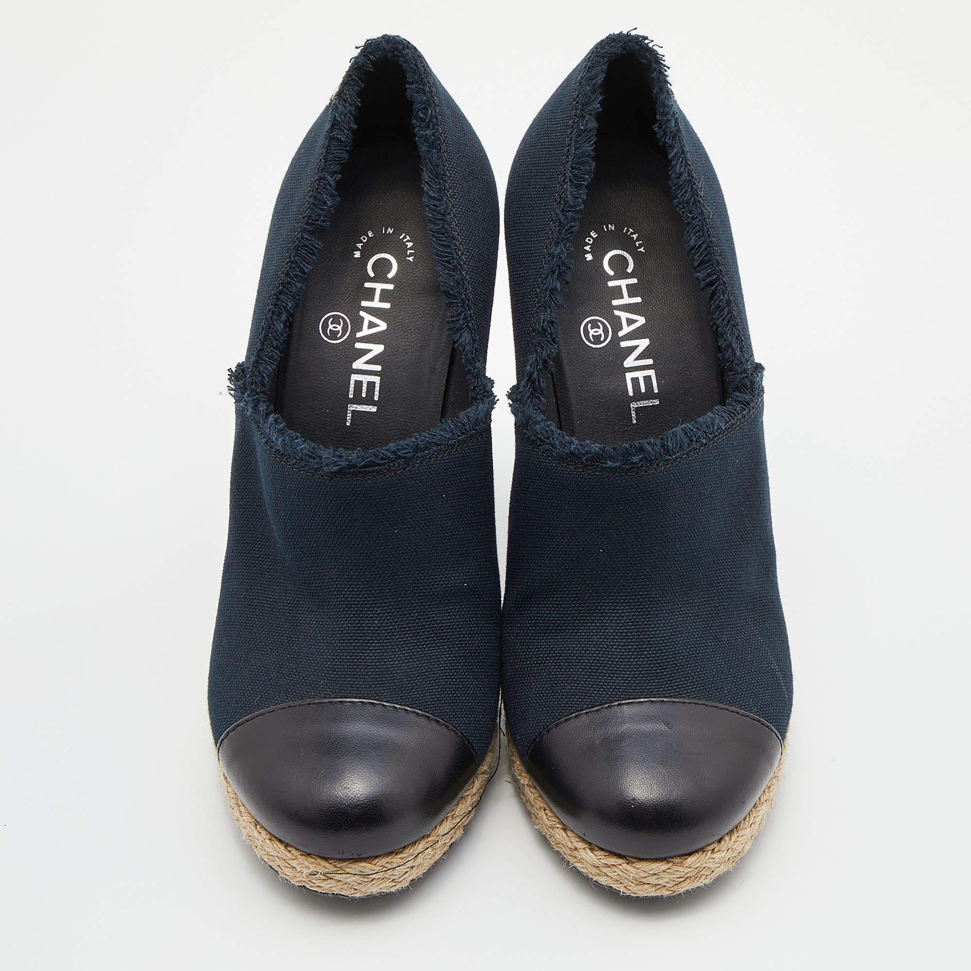 Wonderfully-crafted shoes added with notable elements to fit well and pair perfectly with all your plans. Make these Chanel clogs yours today!

