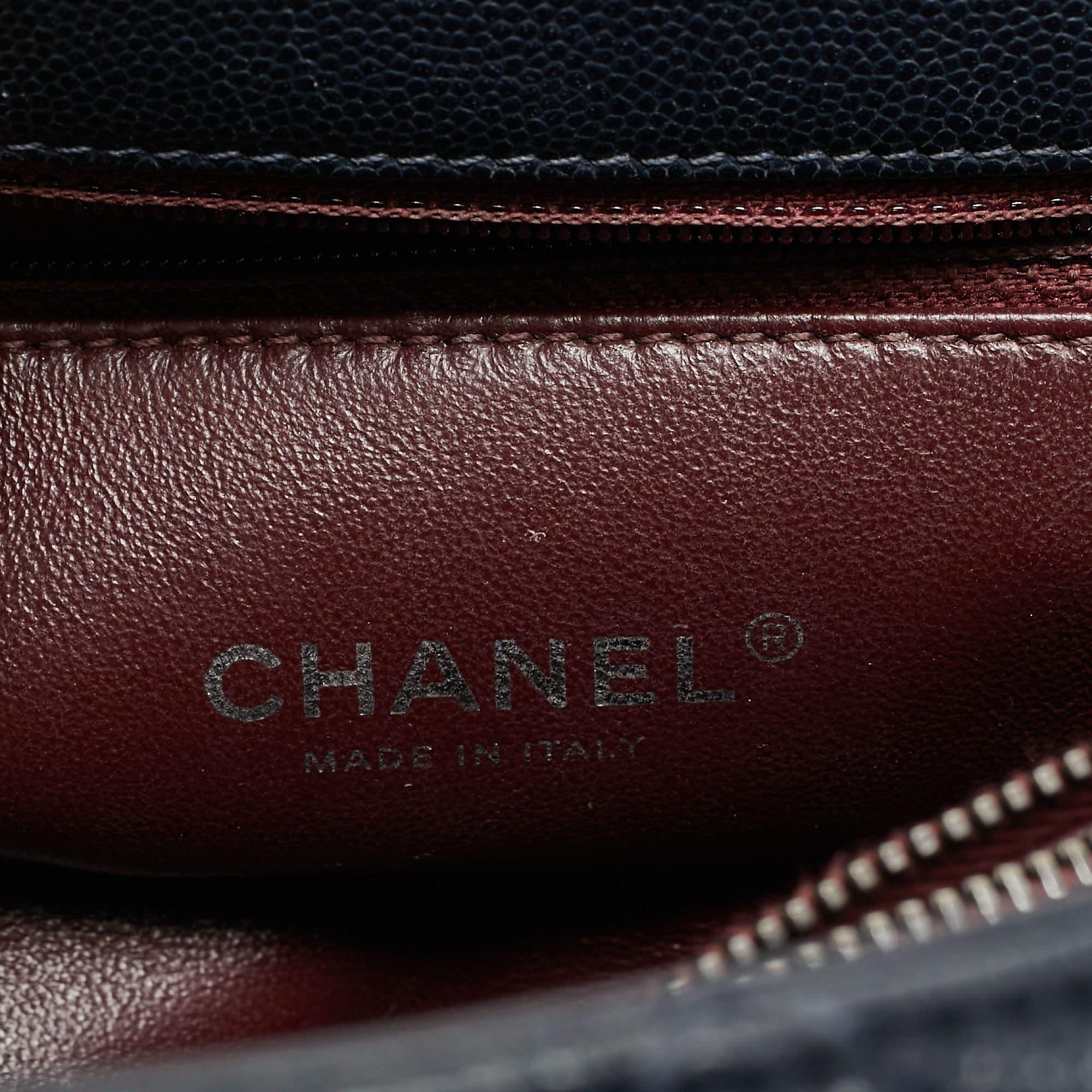 Chanel - Grande poignée supérieure Coco en cuir texturé et lézard matelassé bleu foncé/brungundy en vente 8