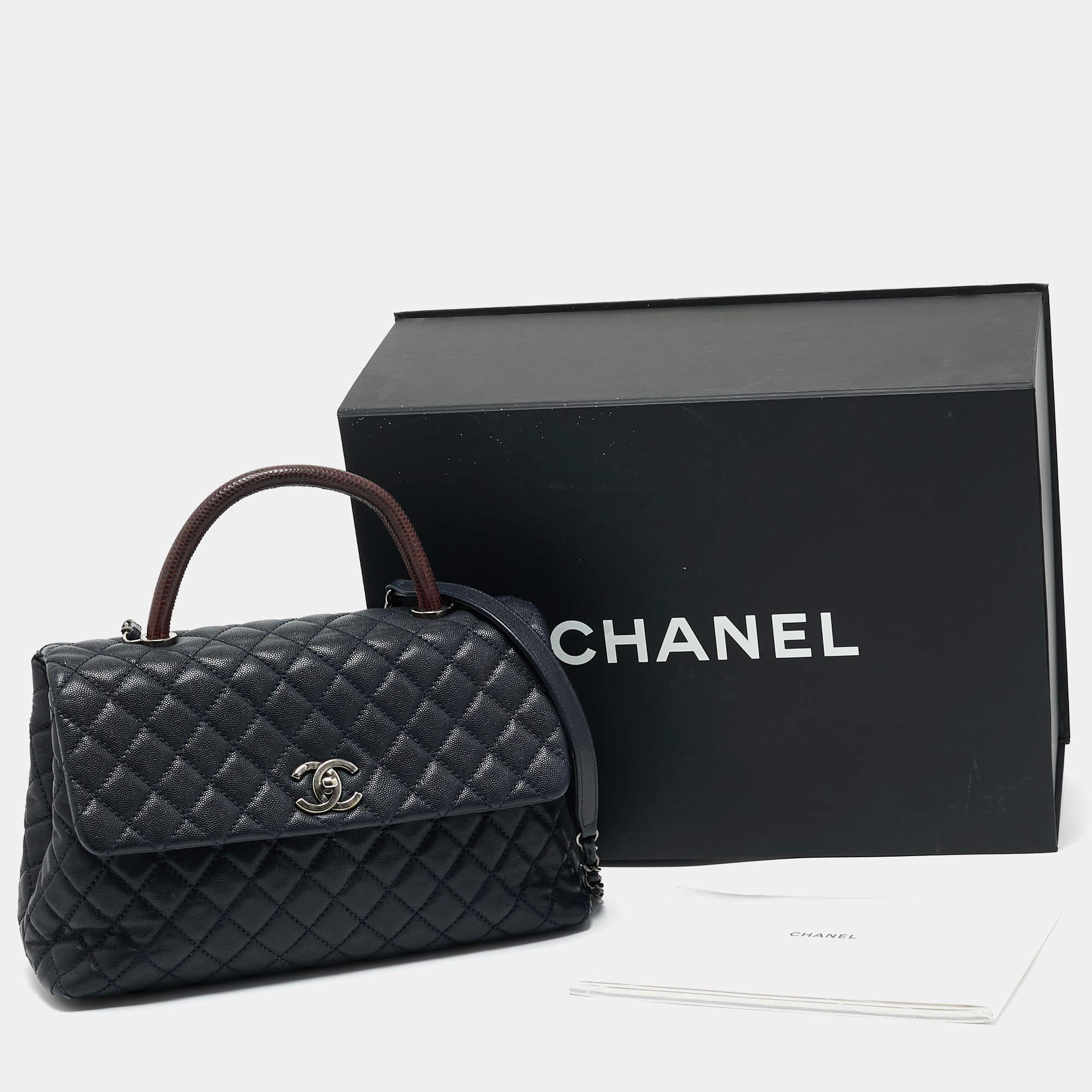 Chanel - Grande poignée supérieure Coco en cuir texturé et lézard matelassé bleu foncé/brungundy en vente 10