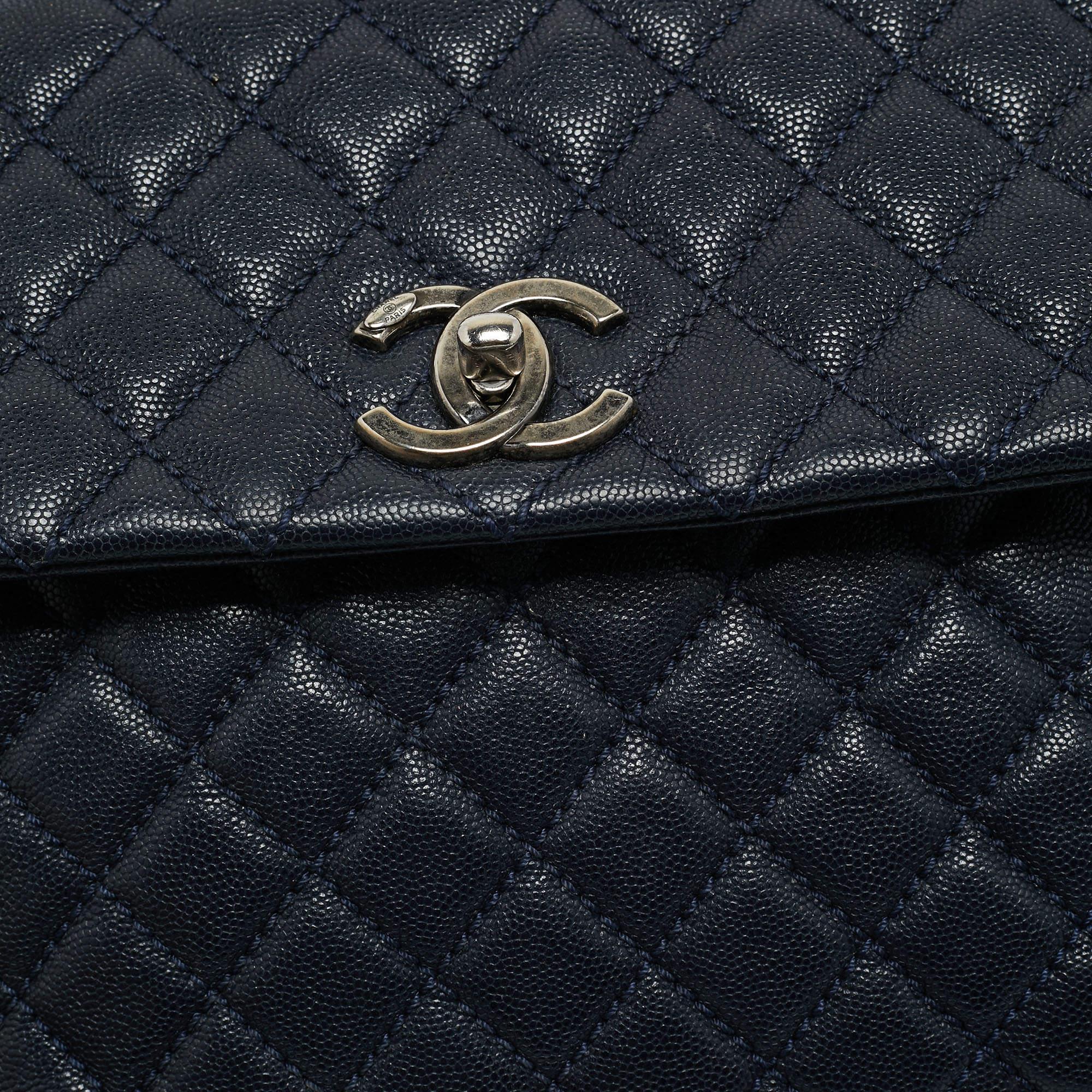 Chanel - Grande poignée supérieure Coco en cuir texturé et lézard matelassé bleu foncé/brungundy en vente 3