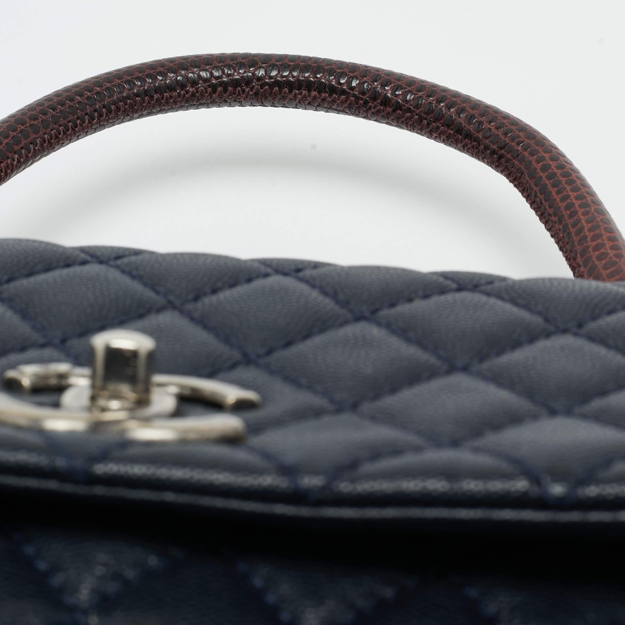 Chanel - Grande poignée supérieure Coco en cuir texturé et lézard matelassé bleu foncé/brungundy en vente 4