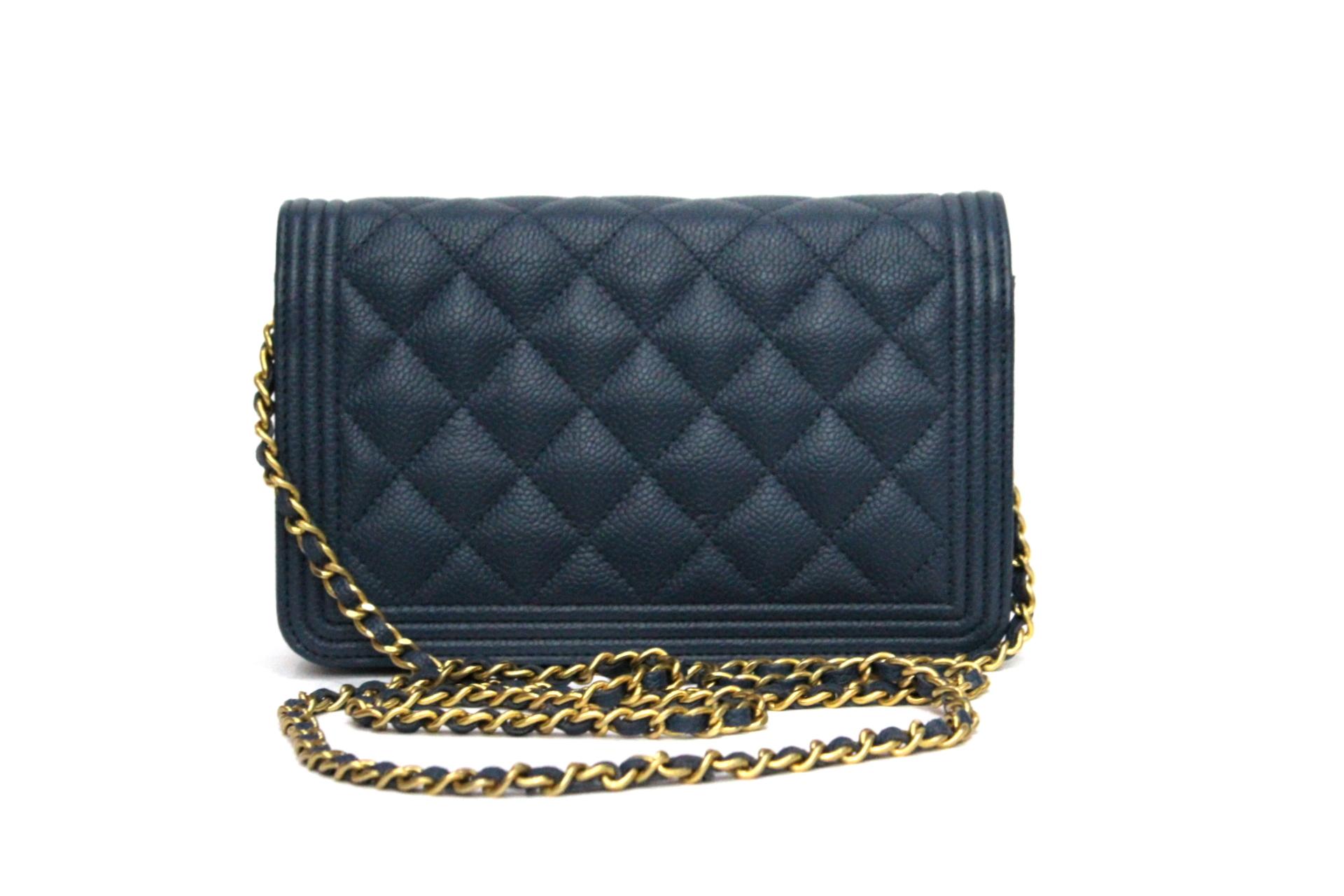 Chanel chain wallet or better known as WOC. Model of 2016, it is made in dark blue caviar and antique gold hardware. The bag is characterized by the classic fantasy of diamonds. Internally it is divided into two compartments, one with a zipper for
