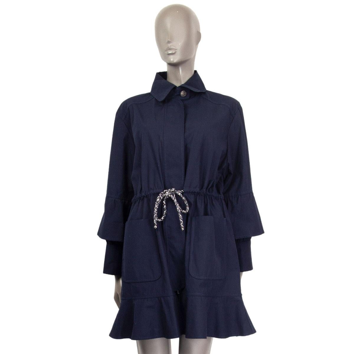 100% authentic Chanel oversized coat in blue cotton (100%) with double layer and buttoned cuffs sleeves and a ruched trim. Closes with a logo embossed button at the neck, a silver-tone zipper and a boucle drawstring on the front, with two patch