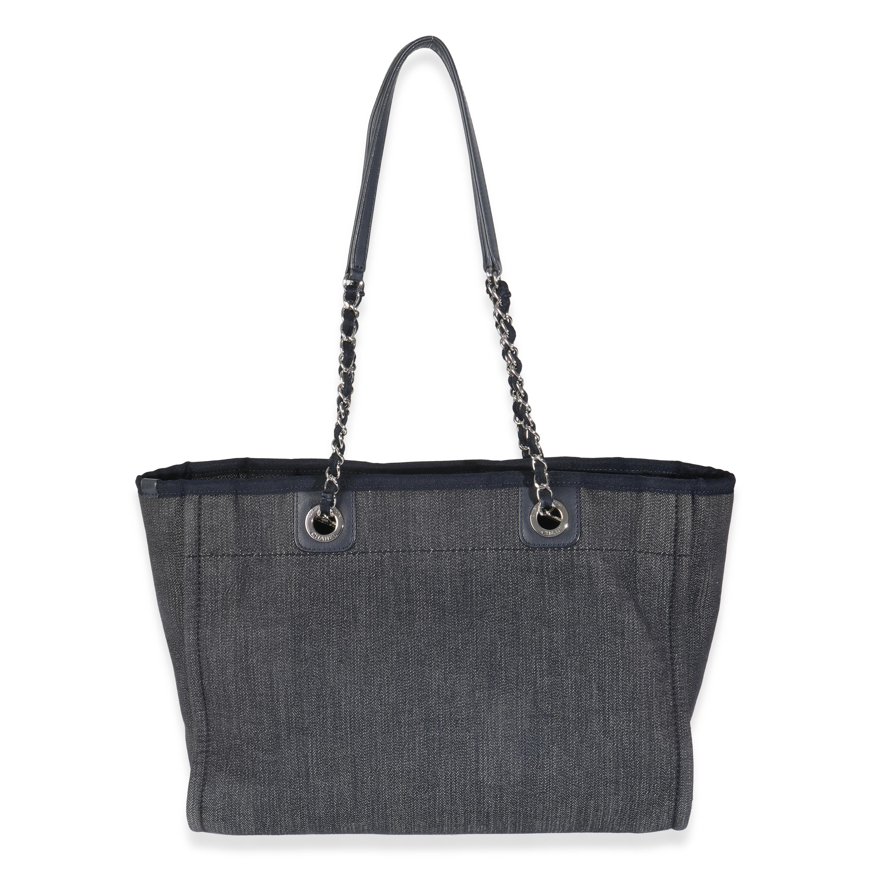 Titre de la liste : Chanel - Petit sac à main Deauville en denim bleu foncé
SKU : 145277
Condit : Usagé 
Condition du sac à main : Très bon
Commentaires sur l'état : L'article est en très bon état avec des signes mineurs d'usure.  Éraflures et