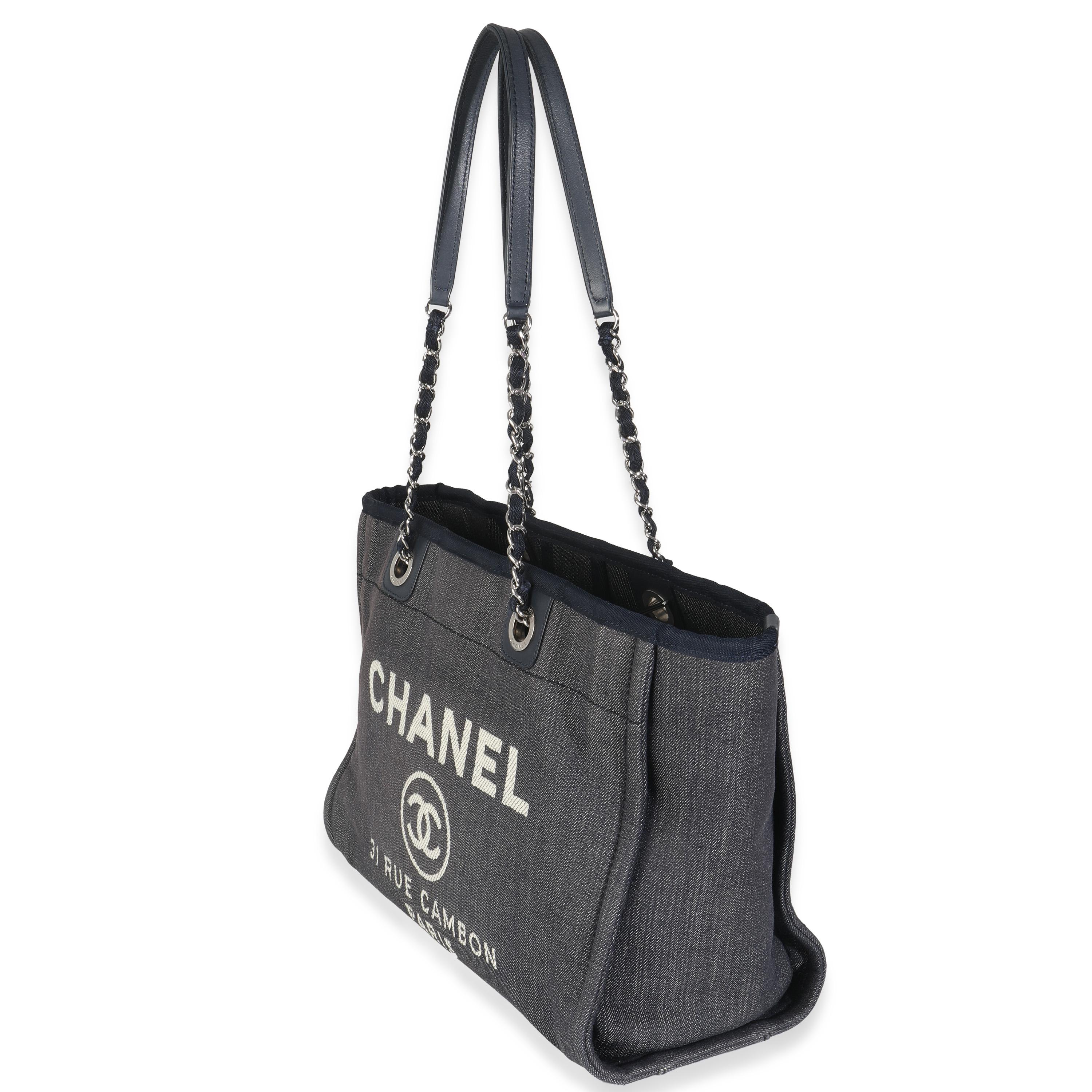 Chanel - Petit sac à main Deauville en denim bleu foncé Excellent état - En vente à New York, NY