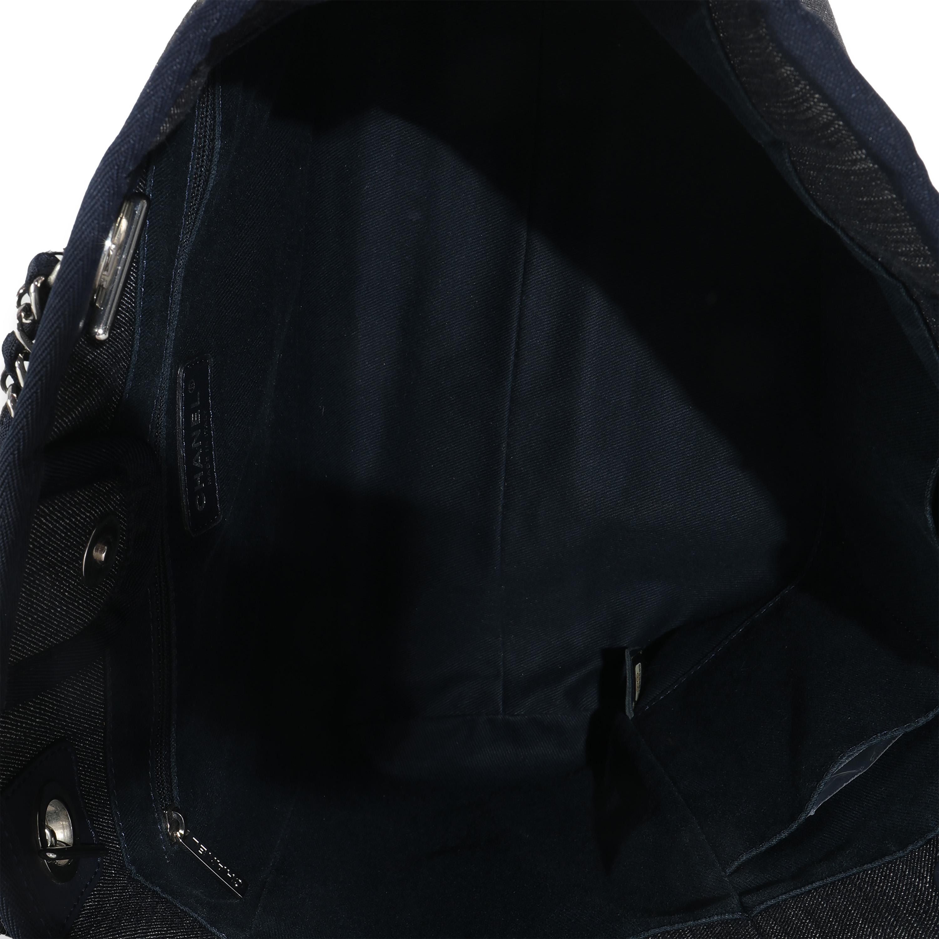 Chanel - Petit sac à main Deauville en denim bleu foncé en vente 1