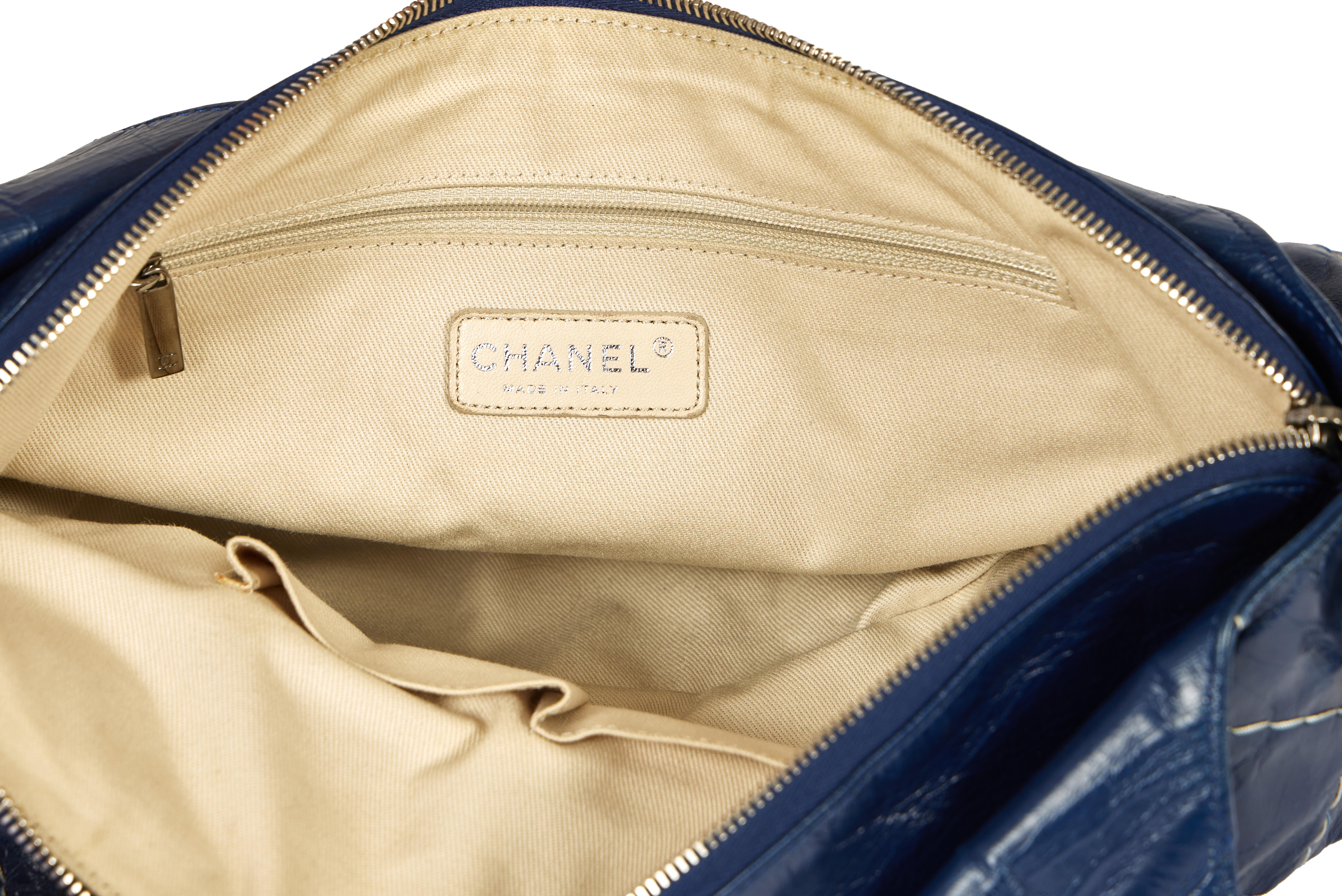 Chanel - Sac à bandoulière bleu foncé délavé en vente 2