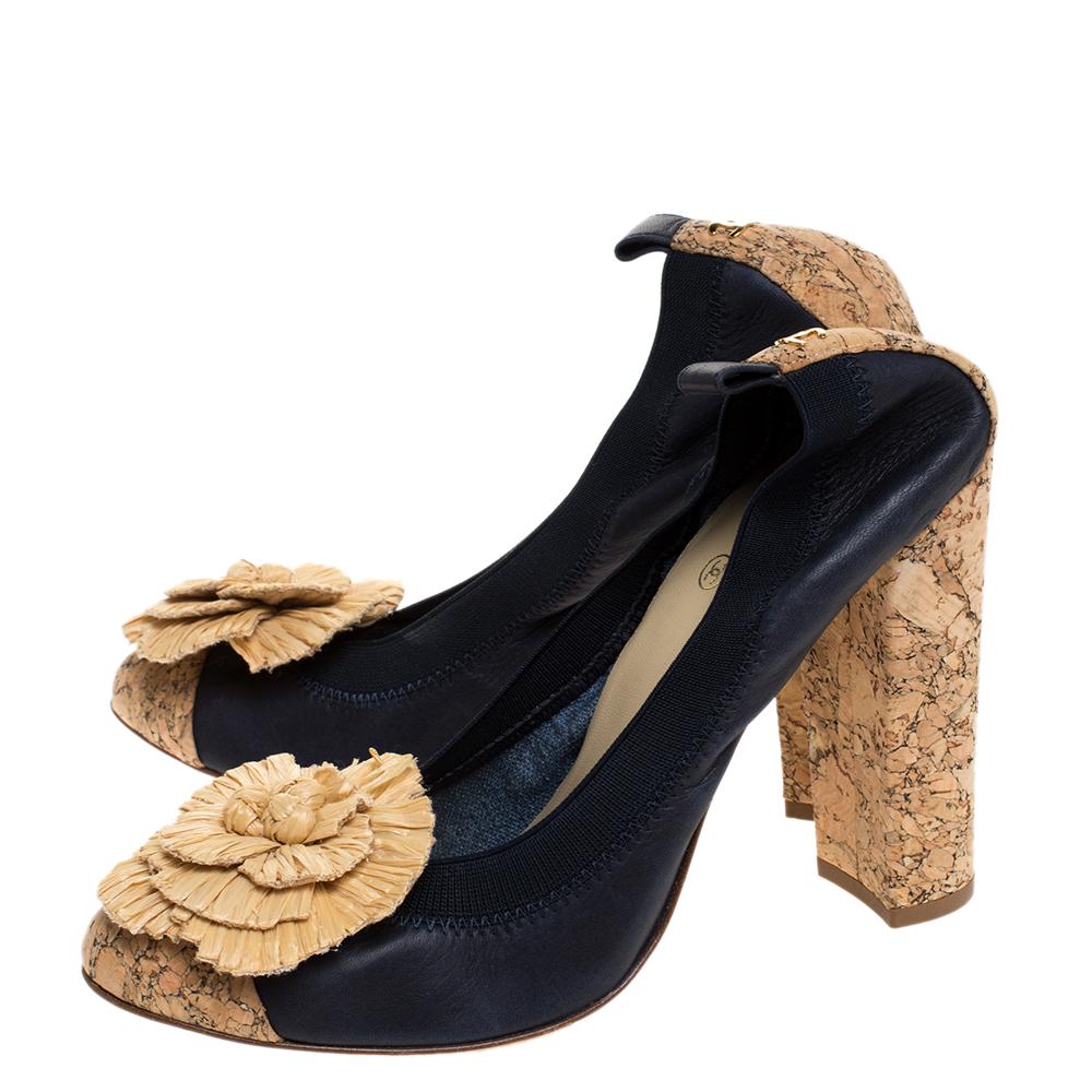 Chanel Dark Blue Leather And Raffia Camellia Scrunch Cork Block Heel Pumps Size  In New Condition In Dubai, Al Qouz 2