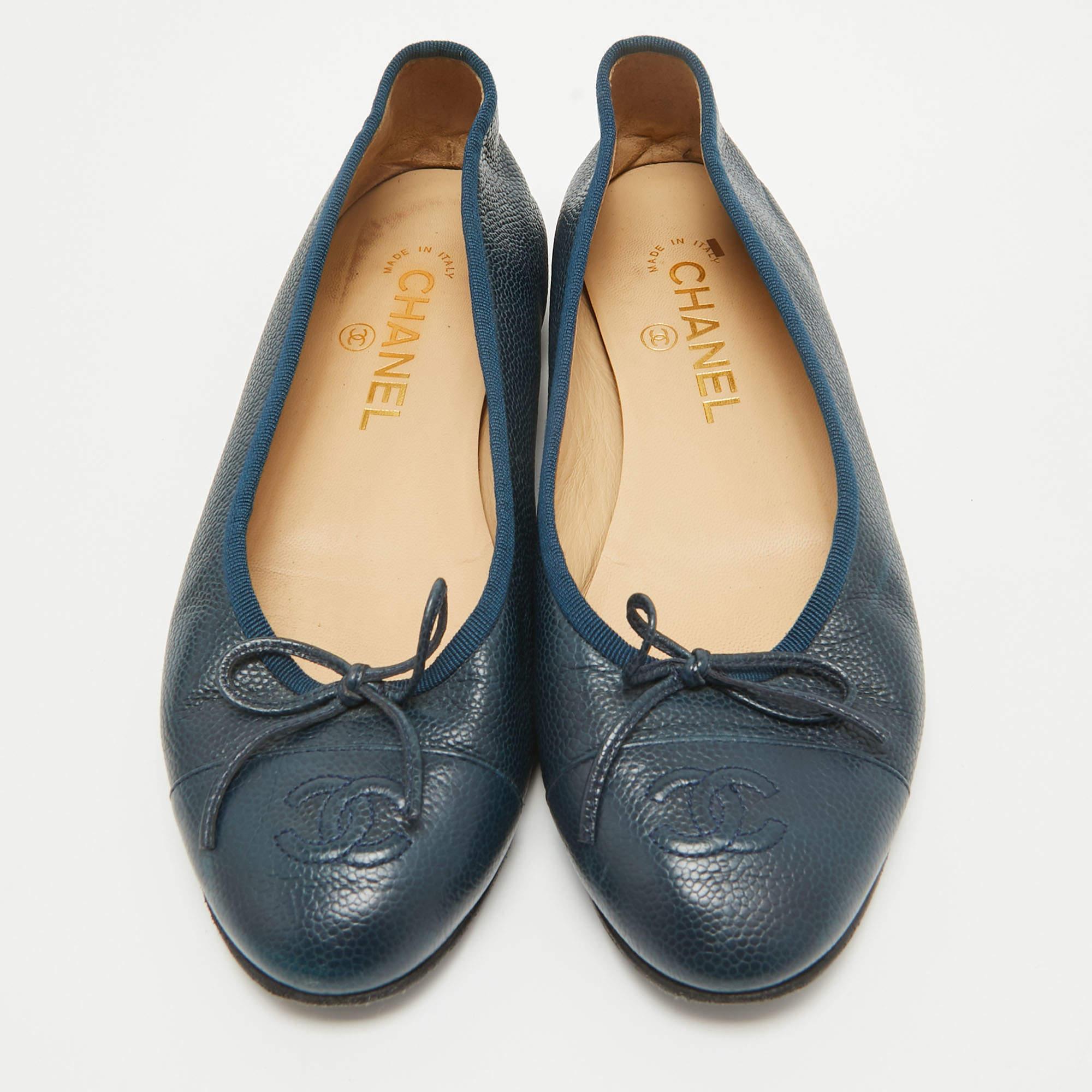Defined by comfort and effortless style, no wardrobe is ever complete without a pair of chic ballet flats. This pair is lovely to look at and is equipped with elements like a comfortable insole and a durable sole.

Includes
Original Dustbag