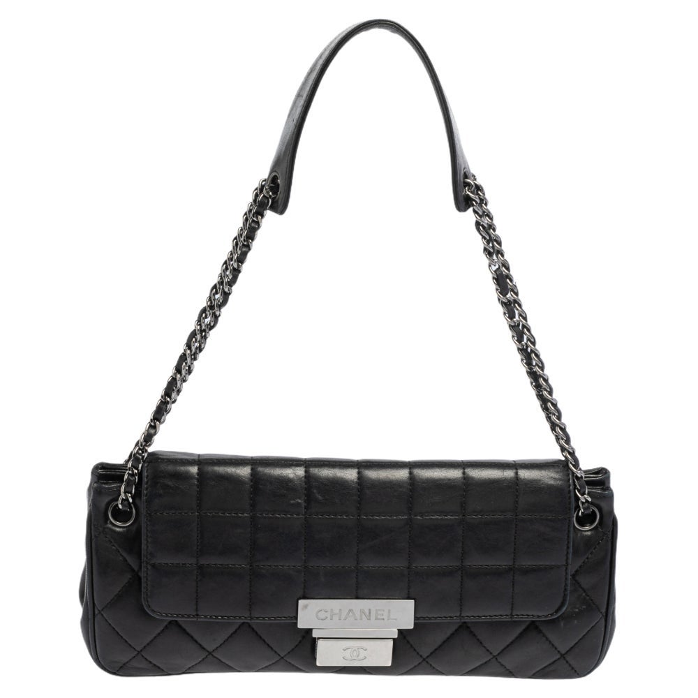 Chanel Dunkelblaue Ledertasche mit Push Lock Akkordeonklappe