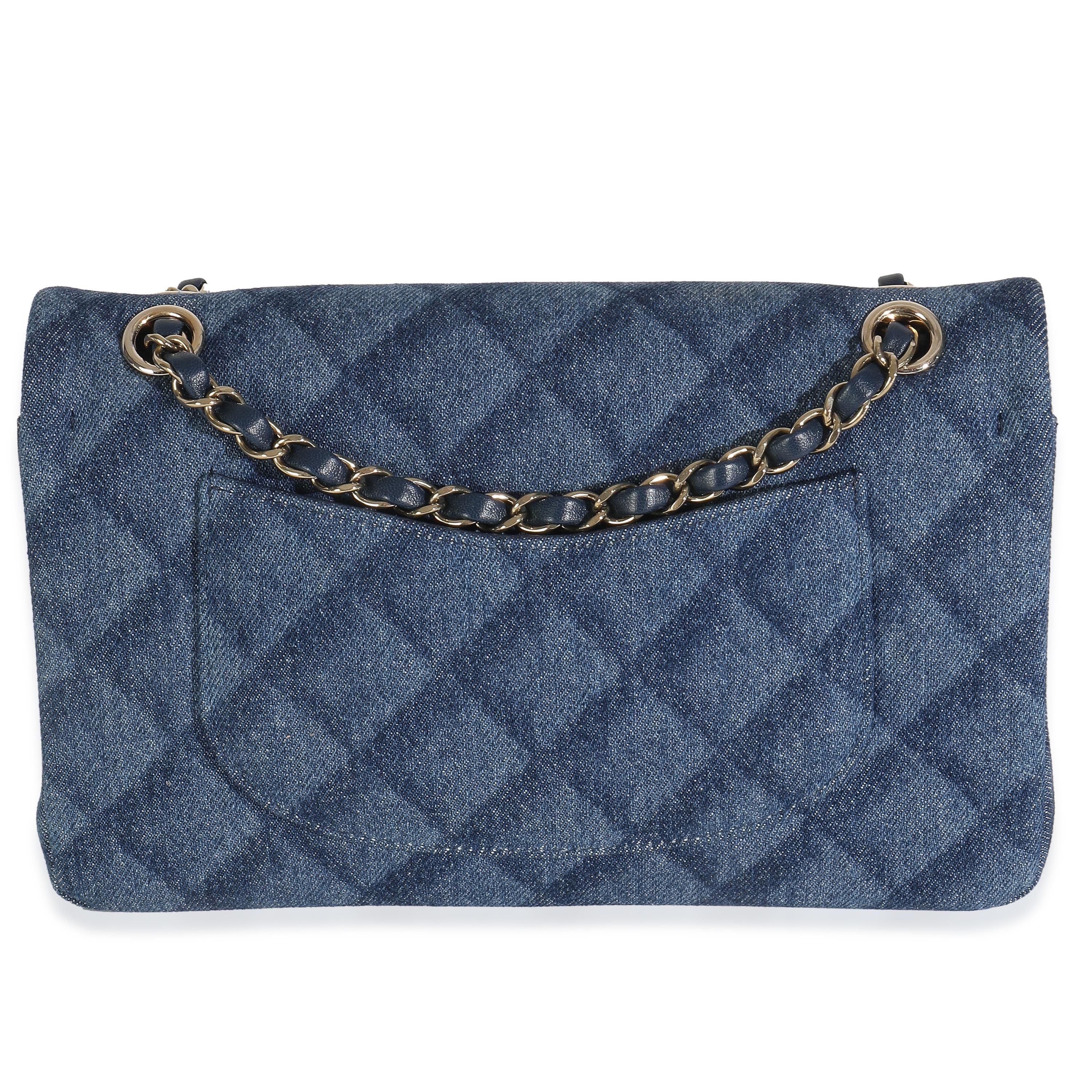 Titre de l'annonce : Chanel Dark Blue Denim Printed Medium Classic Double Flap Bag
SKU : Z147986
MSRP : 11300.00 USD
Condit : Usagé 
Description de l'état : Un classique intemporel qui ne se démode jamais, le sac à rabat de Chanel date de 1955 et a