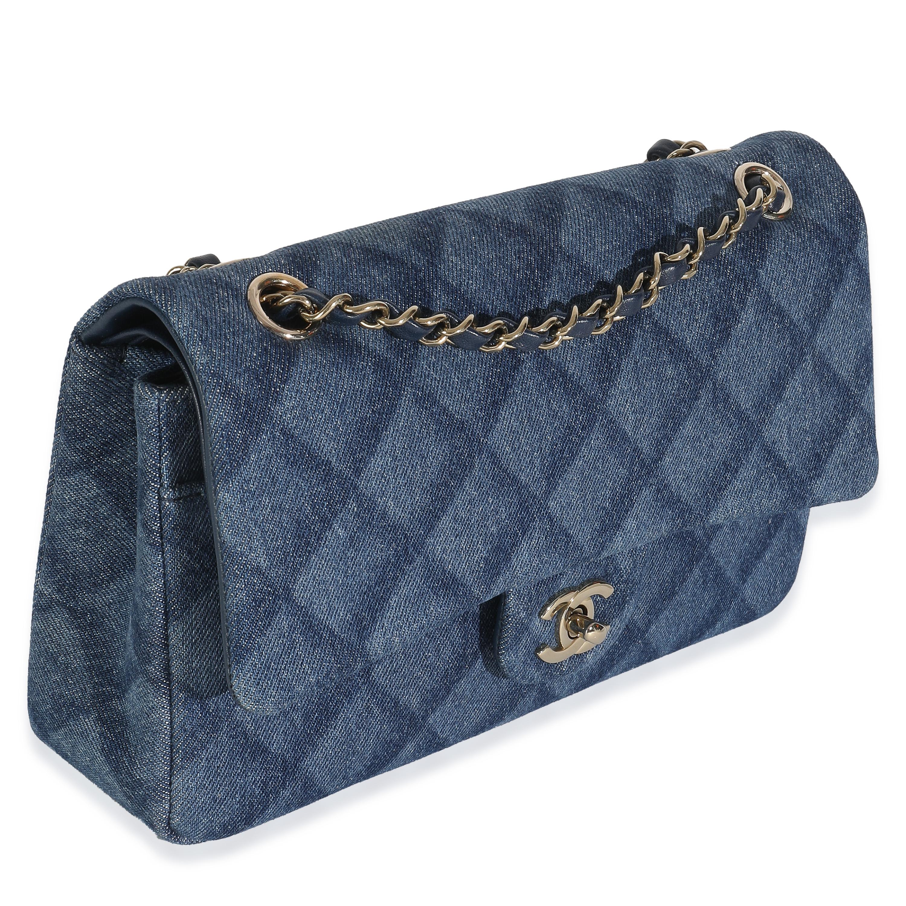 Gris Chanel - Sac à double rabat classique moyen en denim imprimé bleu foncé en vente