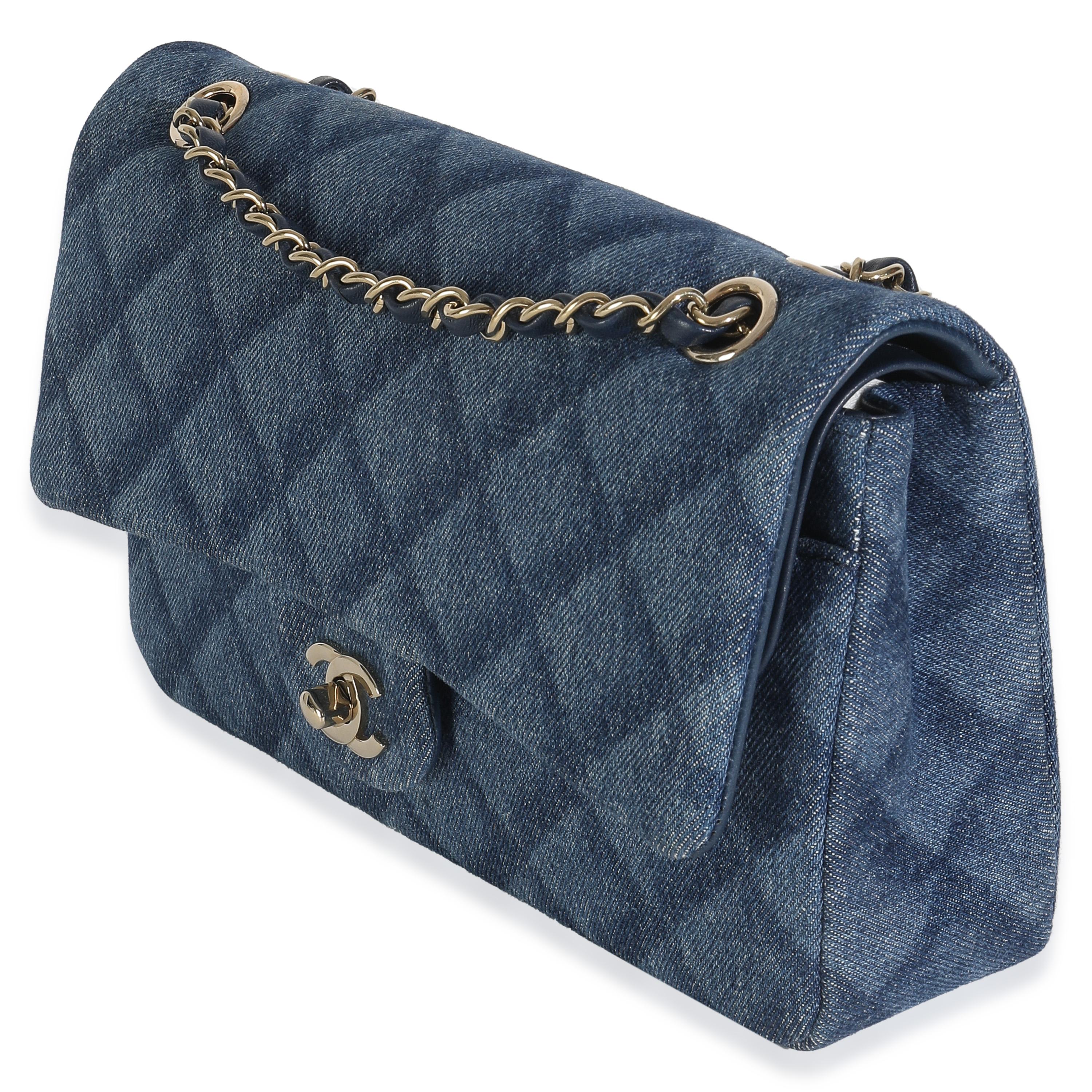 Chanel - Sac à double rabat classique moyen en denim imprimé bleu foncé Excellent état - En vente à New York, NY