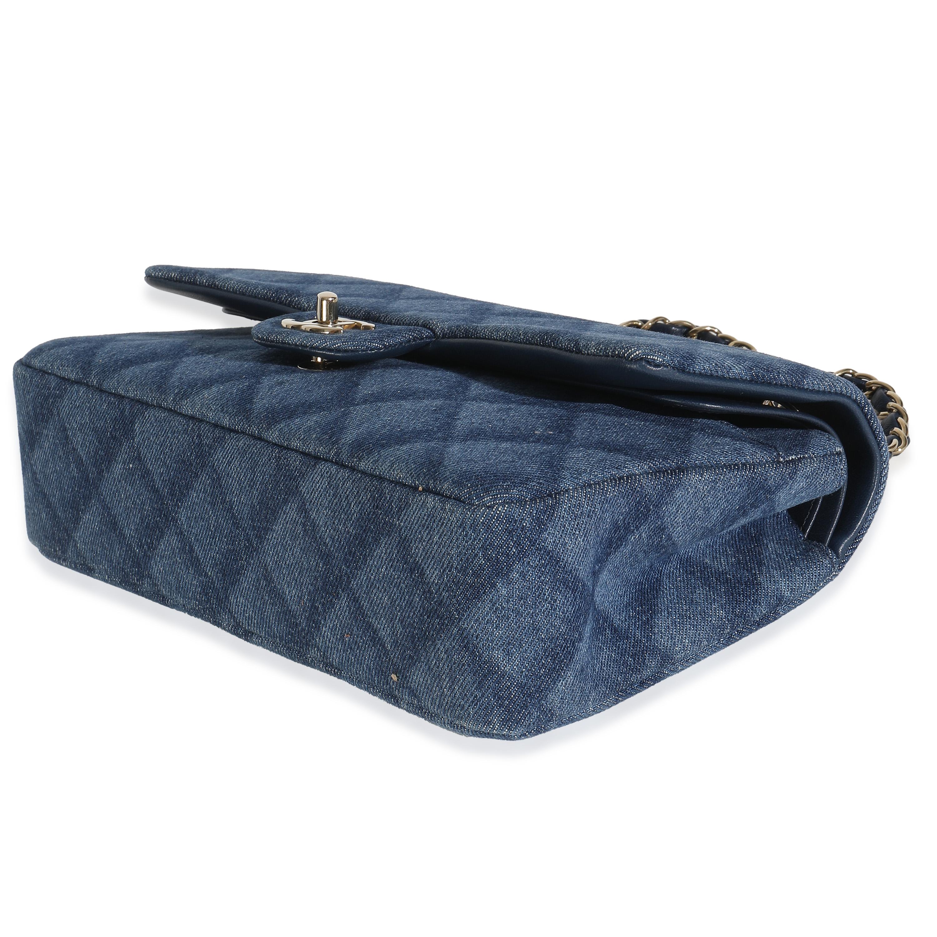 Chanel - Sac à double rabat classique moyen en denim imprimé bleu foncé Pour femmes en vente