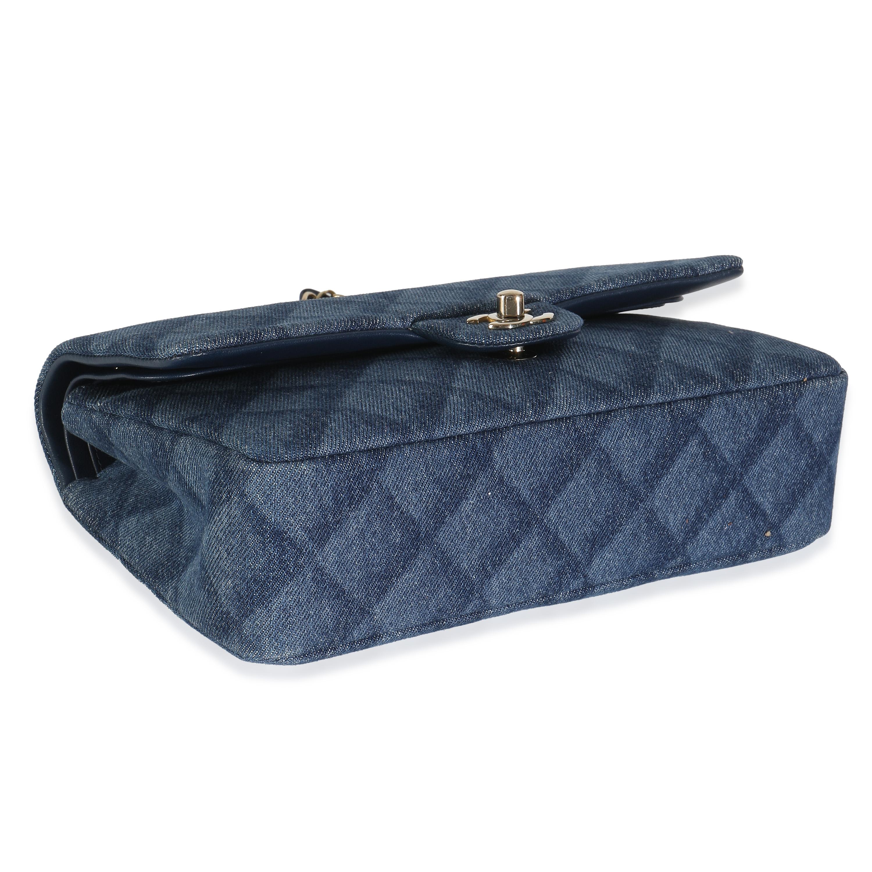 Chanel - Sac à double rabat classique moyen en denim imprimé bleu foncé en vente 2