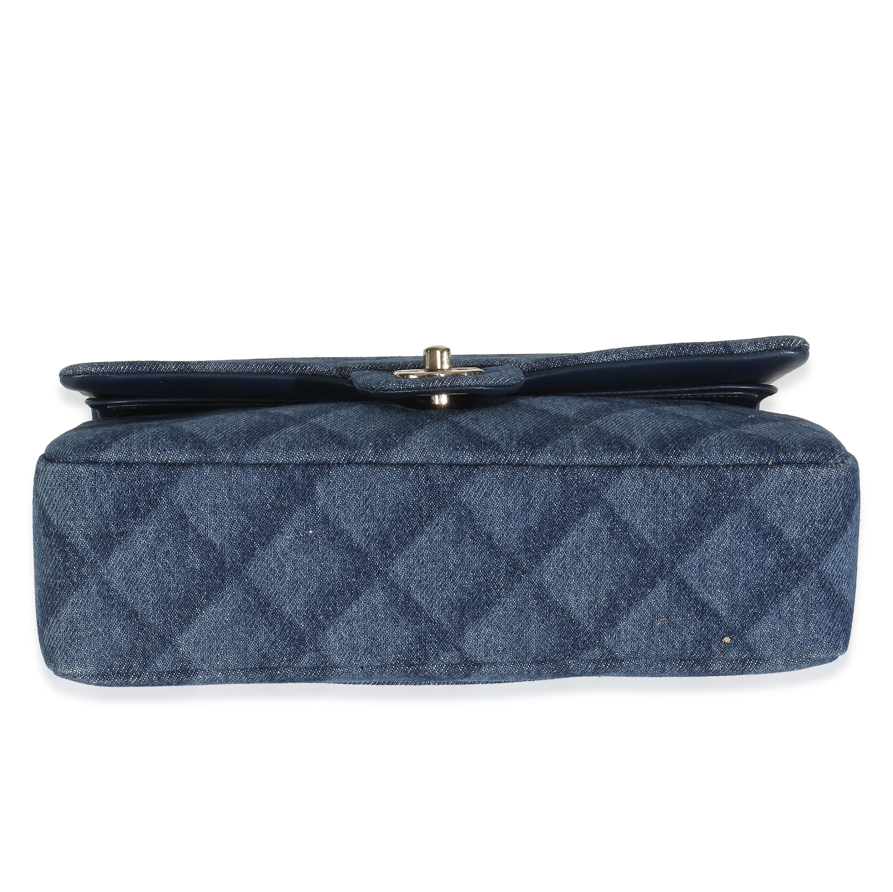 Chanel - Sac à double rabat classique moyen en denim imprimé bleu foncé en vente 3