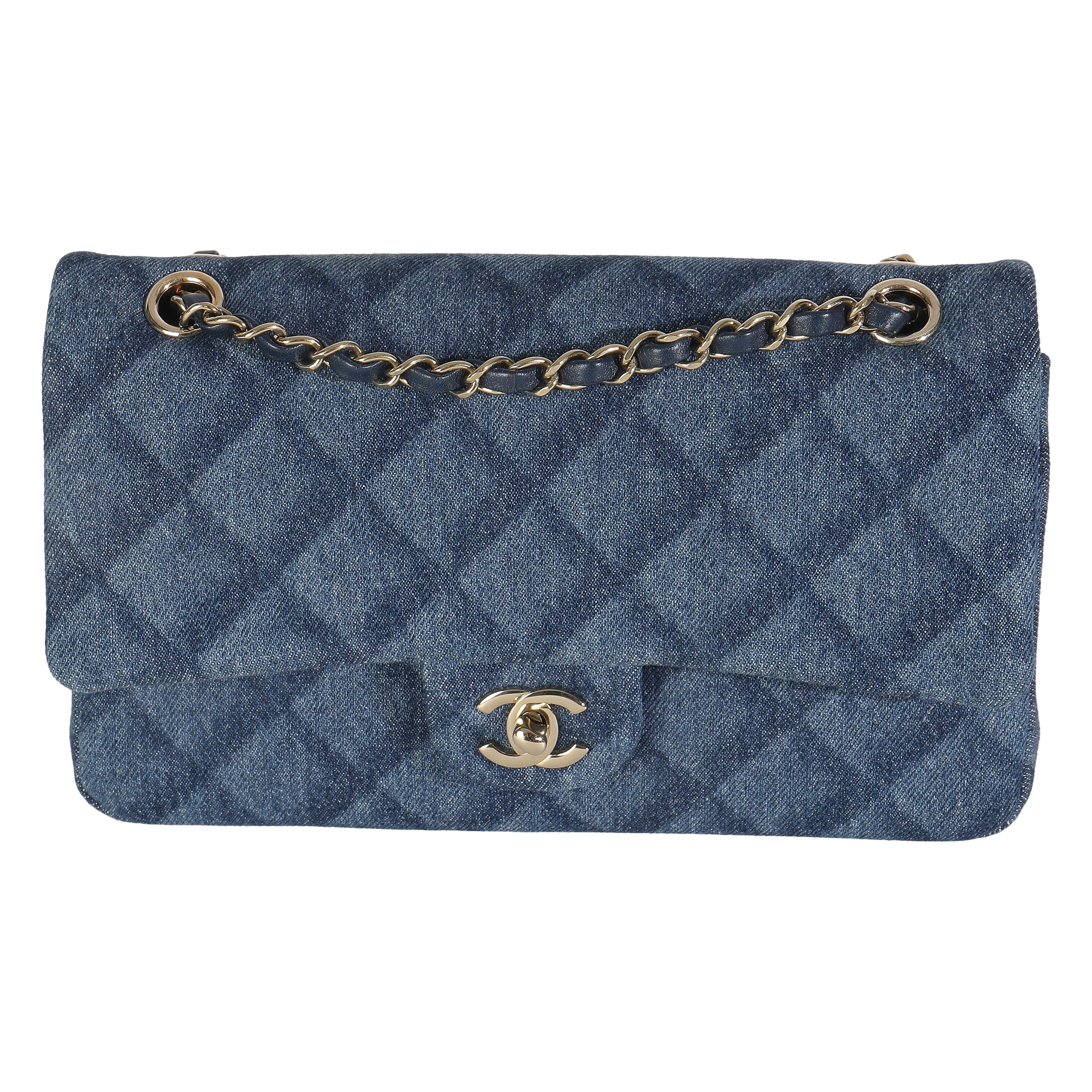 Chanel Borsa media classica a doppia patta in denim stampato blu scuro