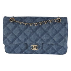 Chanel Borsa media classica a doppia patta in denim stampato blu scuro