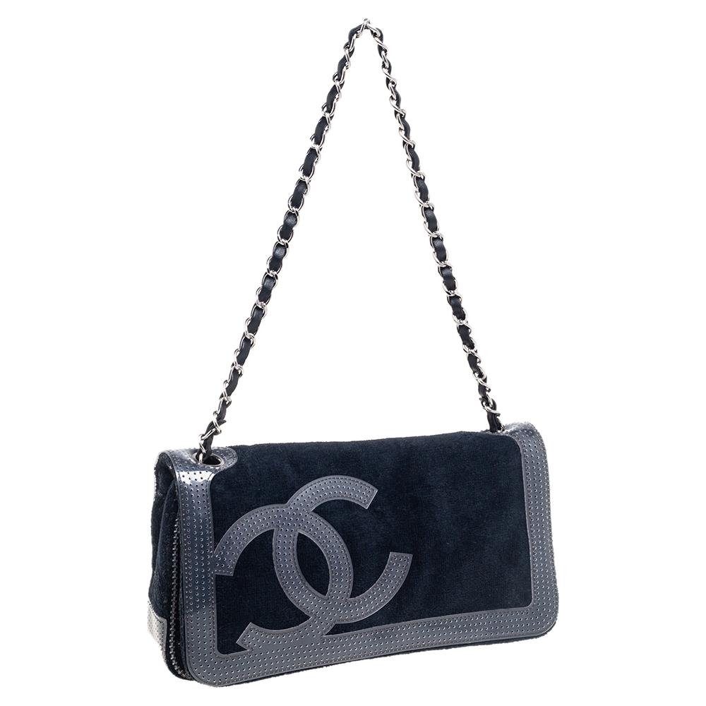 Chanel Dark Blue Terry Cloth And Perforated PVC CC Shoulder Bag In Good Condition In Dubai, Al Qouz 2