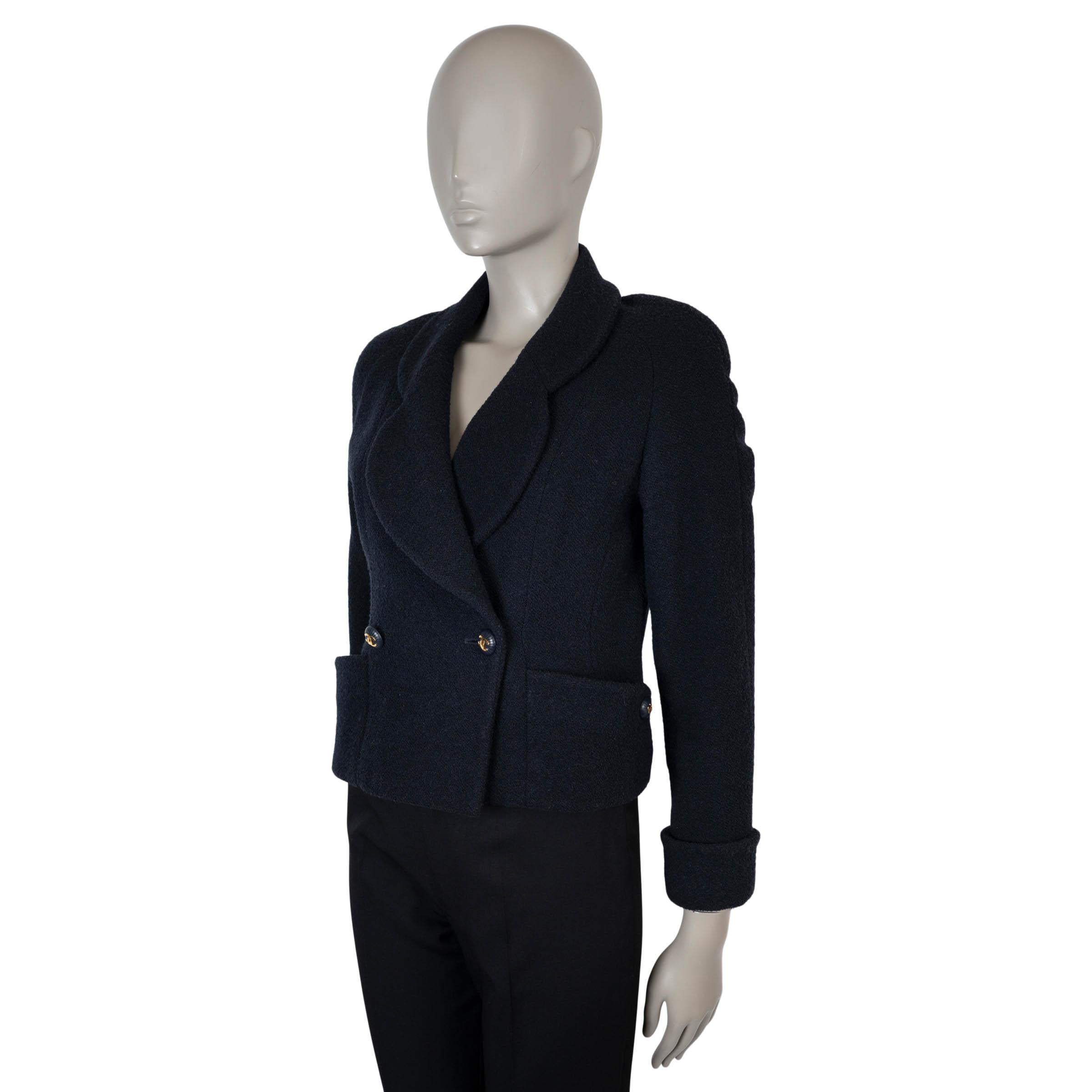Cette veste 100% authentique de Chanel est réalisée en laine tweed texturée bleu nuit, offrant une main douce et sculptée qui complète sa silhouette raffinée. Ce modèle présente des revers de châle arrondis, des proportions réduites et des poignets