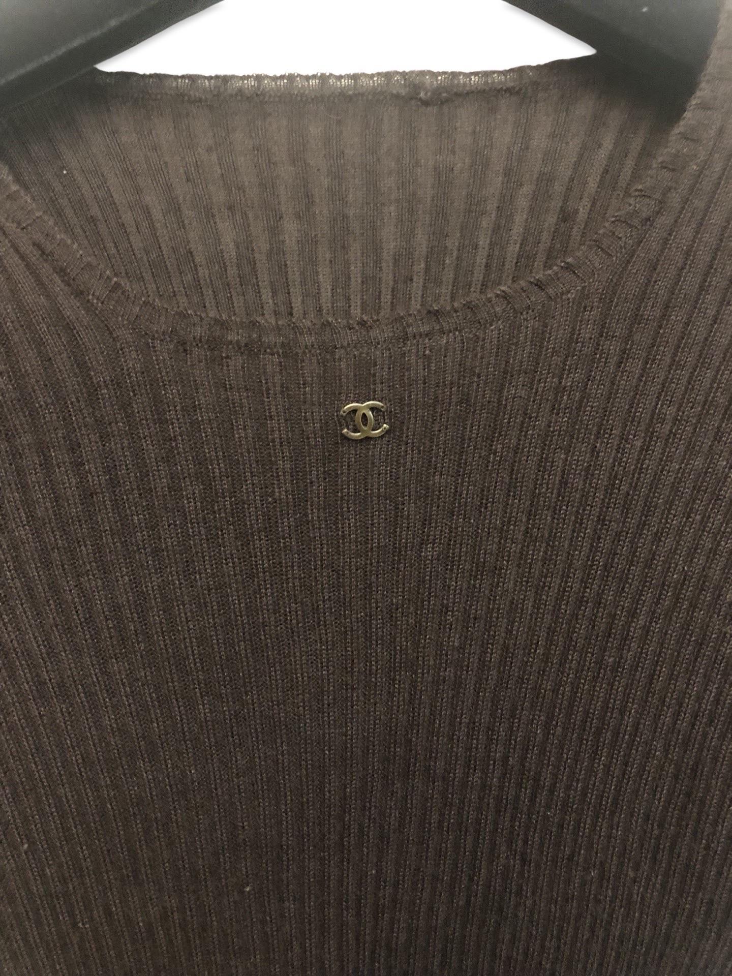 - Chanel cashmere and silk short sleeves top from A/W 1998.

- CC hardware logo. 

- There is no tag but it fits like a size 40.

