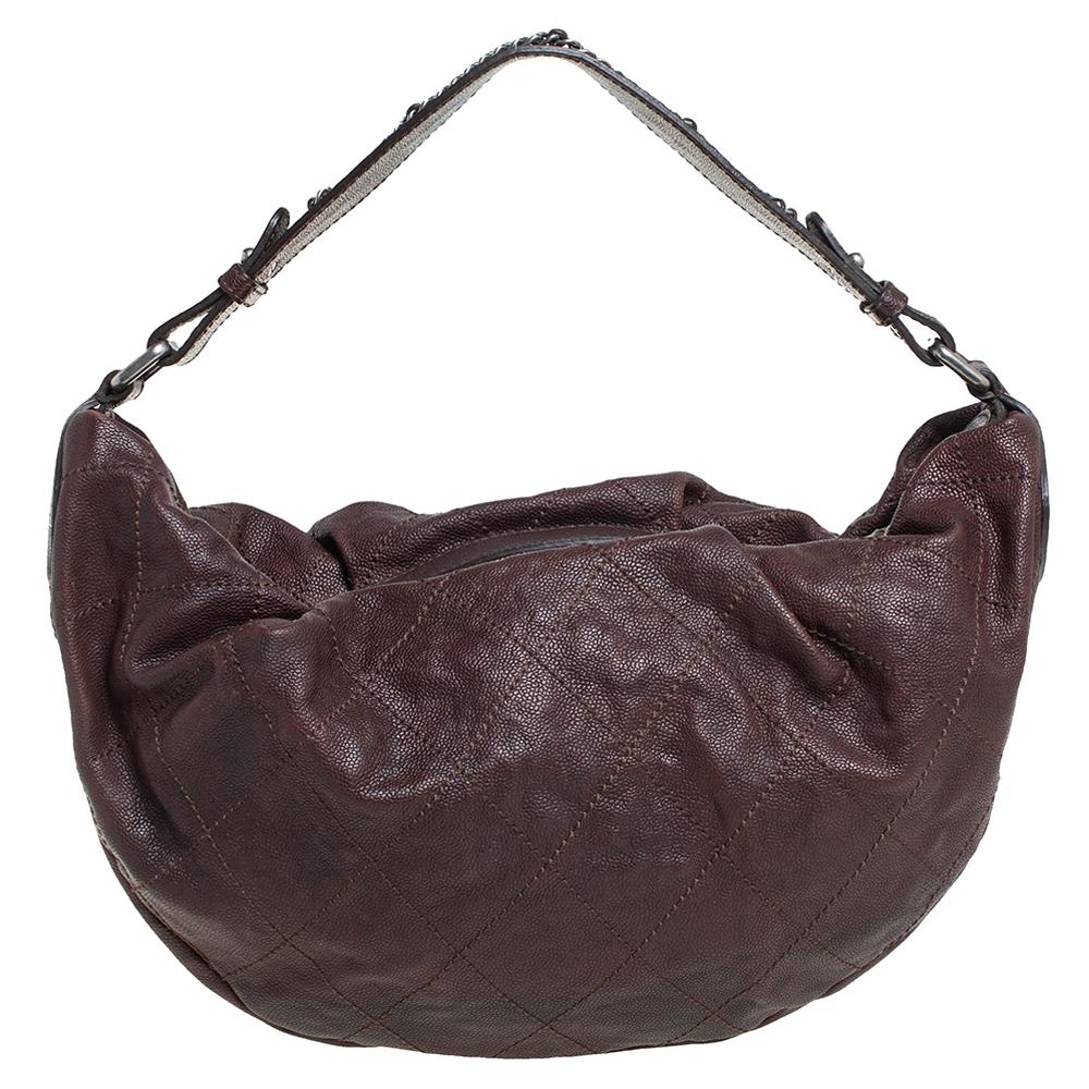 Diese Chanel Outdoor Ligne Hobo in klassischem Design steht ganz im Zeichen von Chanel's Tradition der Exzellenz. Die aus Kaviarleder gefertigte Tasche verfügt über einen einzelnen Henkel und das ikonische CC-Detail der Marke auf der Vorderseite.