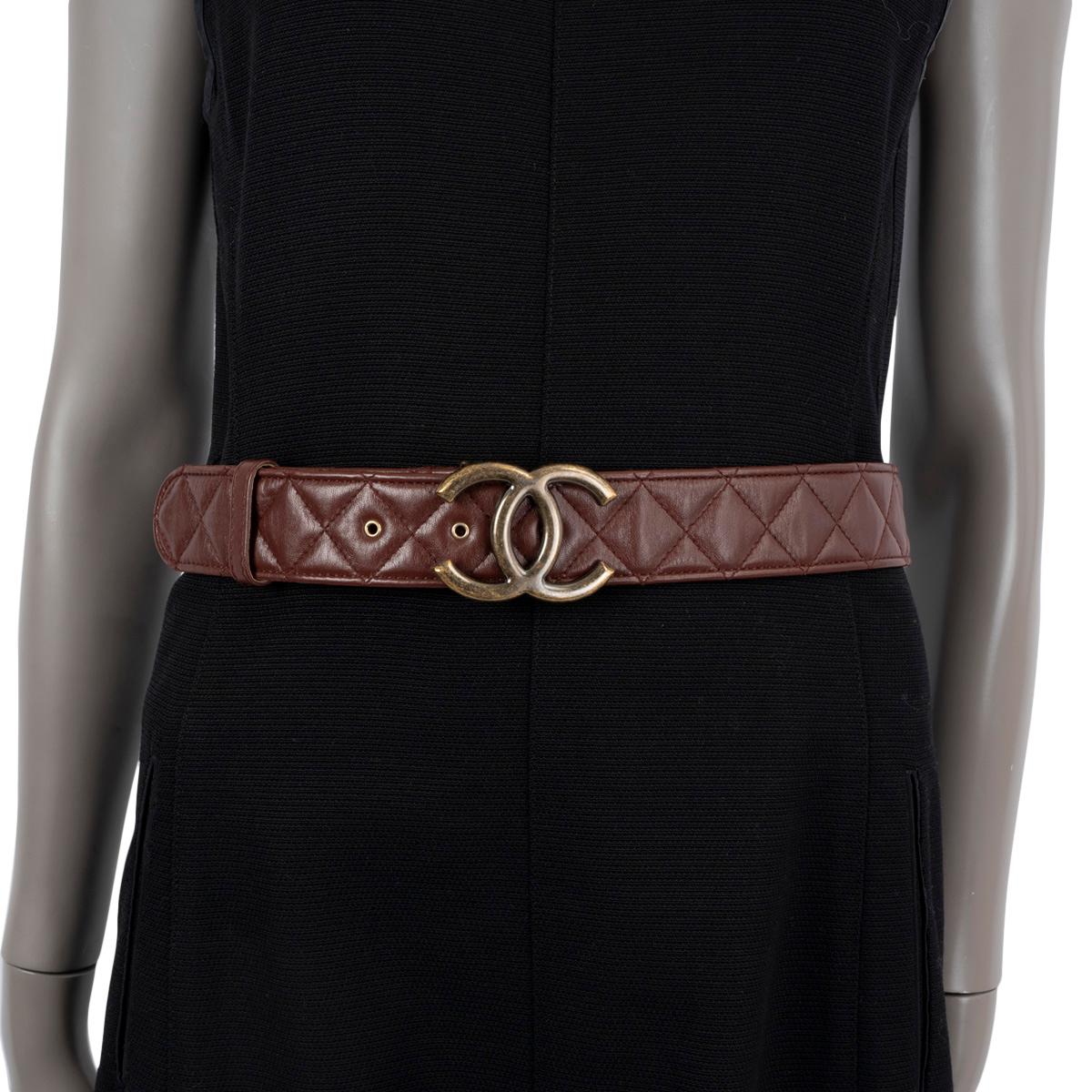 100% authentic Chanel CC logo buckle belt in brown quilted smooth calfskin featuring antique gold-tone hardware. Has been worn and is in excellent condition. 

2013 Paris-Edinburgh Metiers d'Art

Measurements
Model	13A
Tag Size	80
Width	4cm