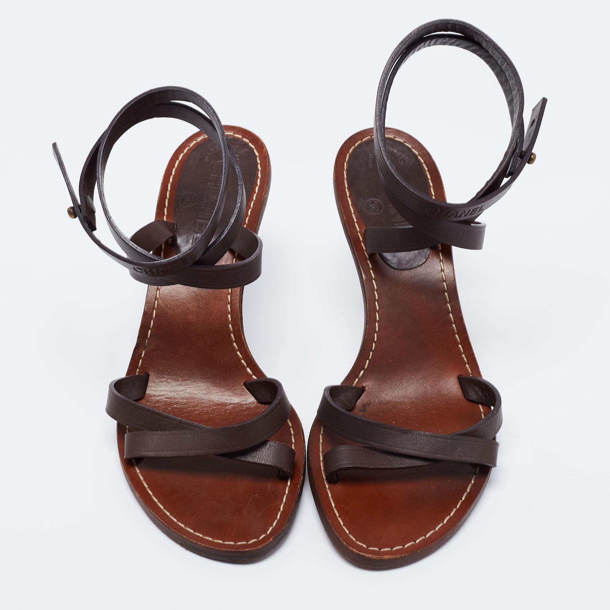 The ankle-wrap of these Chanel sandals will elegantly hug your feet. Created from leather, they flaunt a criss-cross strap on the vamps, 8.5cm heels, and button closure.

Includes: Original Dustbag

 