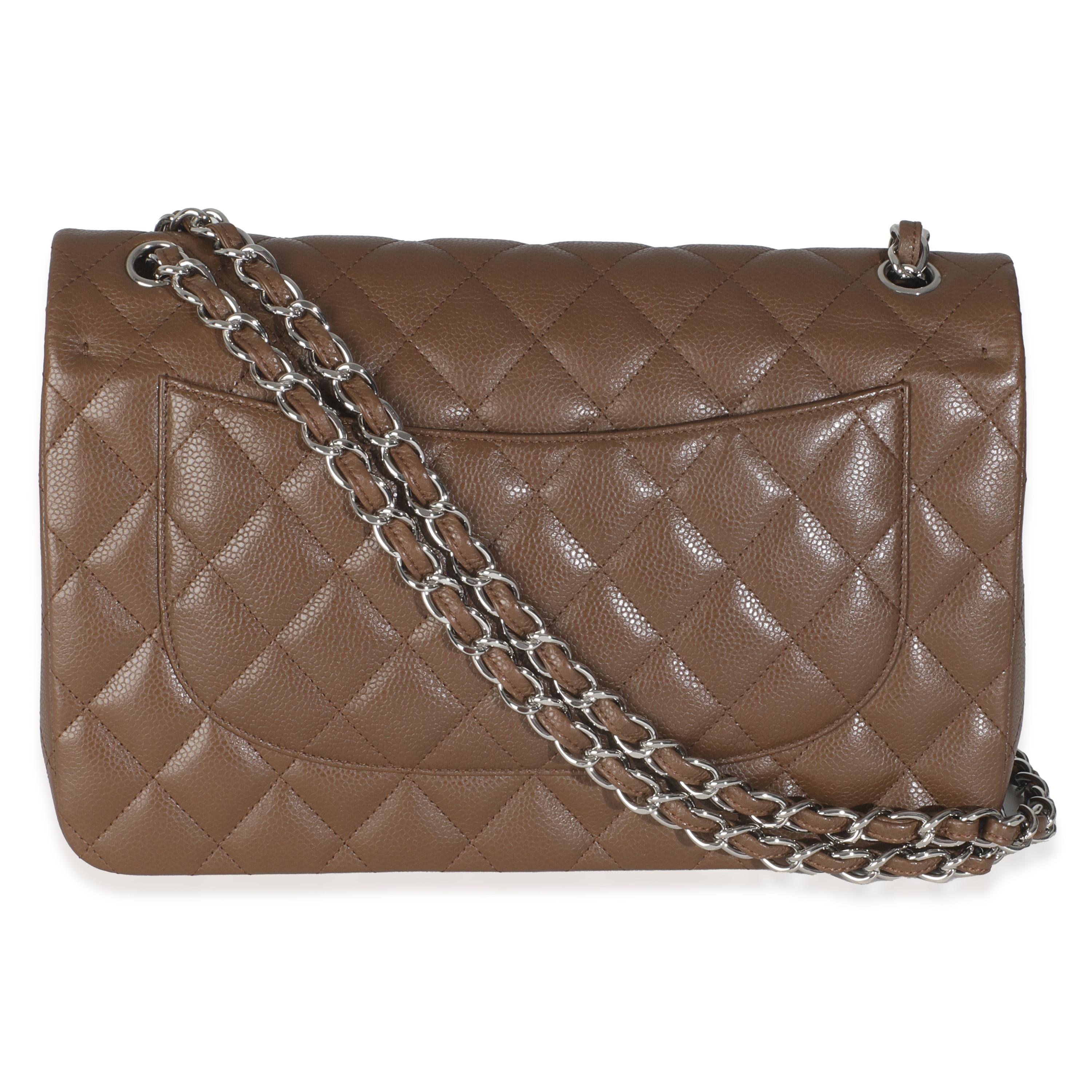Título del listado: Chanel Marrón Oscuro Acolchado Caviar Jumbo Bolso Doble Solapa
SKU: Z145979
Estado: Seminuevo 
Descripción del estado: Un clásico atemporal que nunca pasa de moda, el bolso con solapa de Chanel se remonta a 1955 y ha visto varias