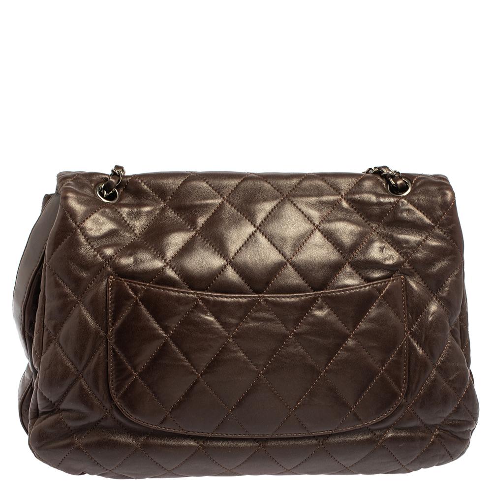 Eine tadellose Wahl der Saison ist diese große Klappentasche mit ausgeprägten Merkmalen. Sie ist von Chanel und eine perfekte Mischung aus klassischer Klappe und Akkordeontasche. Die Tasche ist aus Leder mit dem charakteristischen Steppmuster und