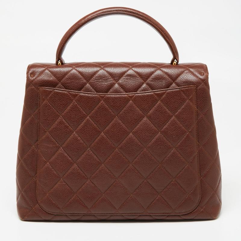 This quilted Chanel vintage Kelly bag in dark brown is a fine piece that will never go out of style. The bag is made from quilted leather and the front flap features the interlocking CC lock. With a top handle and a spacious lined interior, this