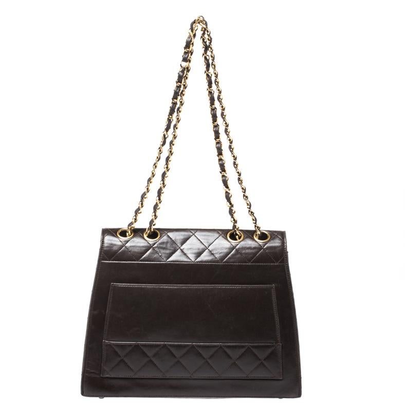 Carefully designed to evoke a timeless and fashionable feel, this leather bag is sure to be a prized possession. It features a quilted exterior, two interwoven chain-leather handles and a spacious leather interior for your essentials. An impeccable