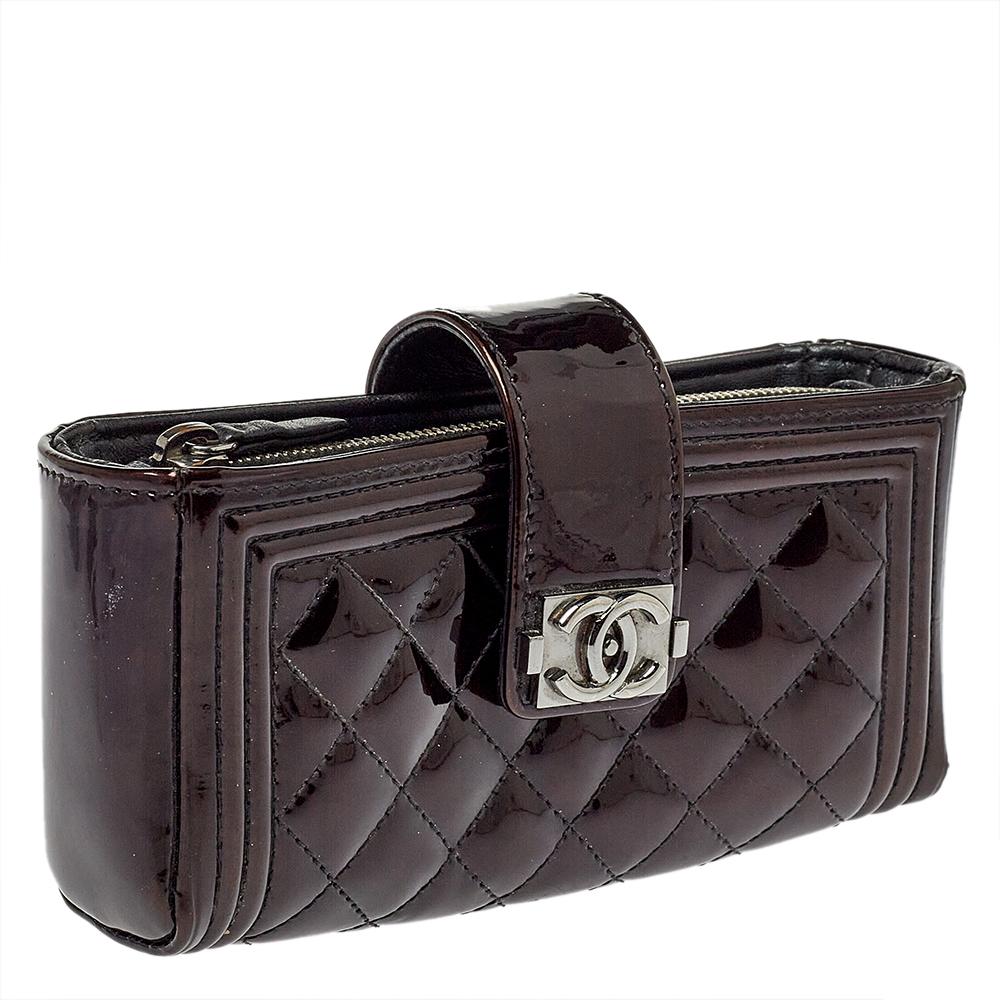 Presenting a phone holder with a fine mixture of charm and utility. This dark brown creation from Chanel is a splendid pick. It features a patent leather quilted body, CC-detailed flap, and a well-sized interior to carry your phone.

