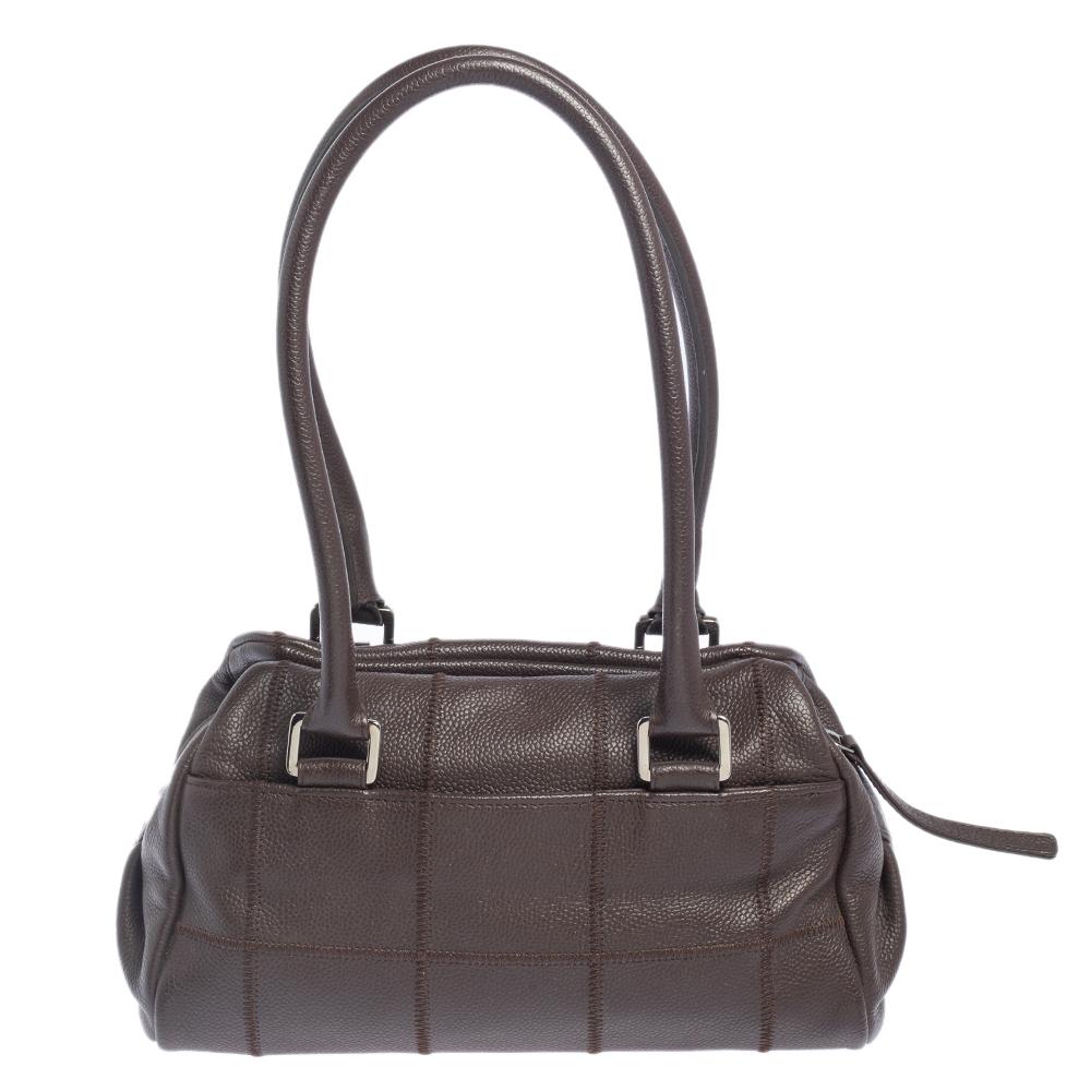 Strahlen Sie Eleganz aus:: wenn Sie diese LAX Bowler-Tasche von Chanel schwingen. Diese Tasche ist aus quadratisch gestepptem Leder in Dunkelbraun gefertigt und eine echte Schönheit. Sie wird von zwei Griffen gehalten und verfügt über einen