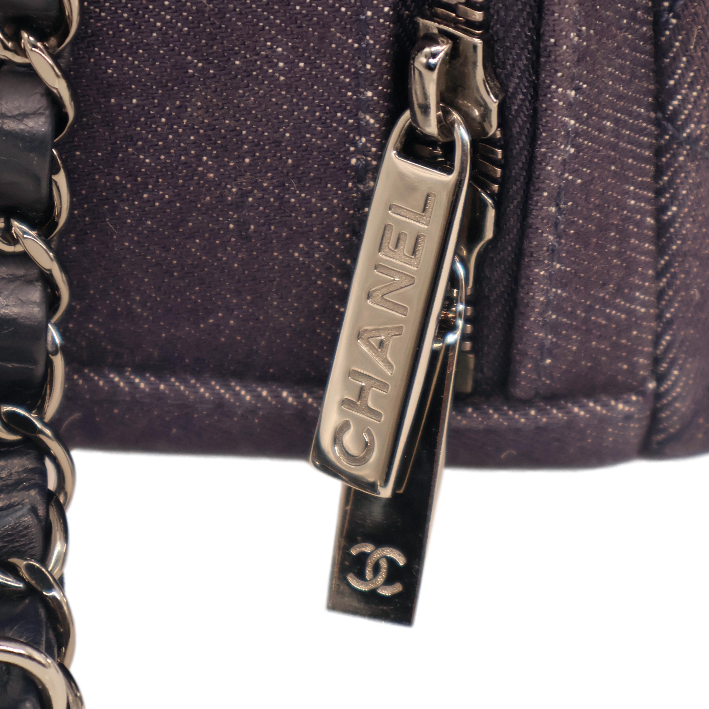 Chanel Borsa Bowler media trapuntata trendy a due vie in denim scuro, 2015 - 2016. in vendita 5