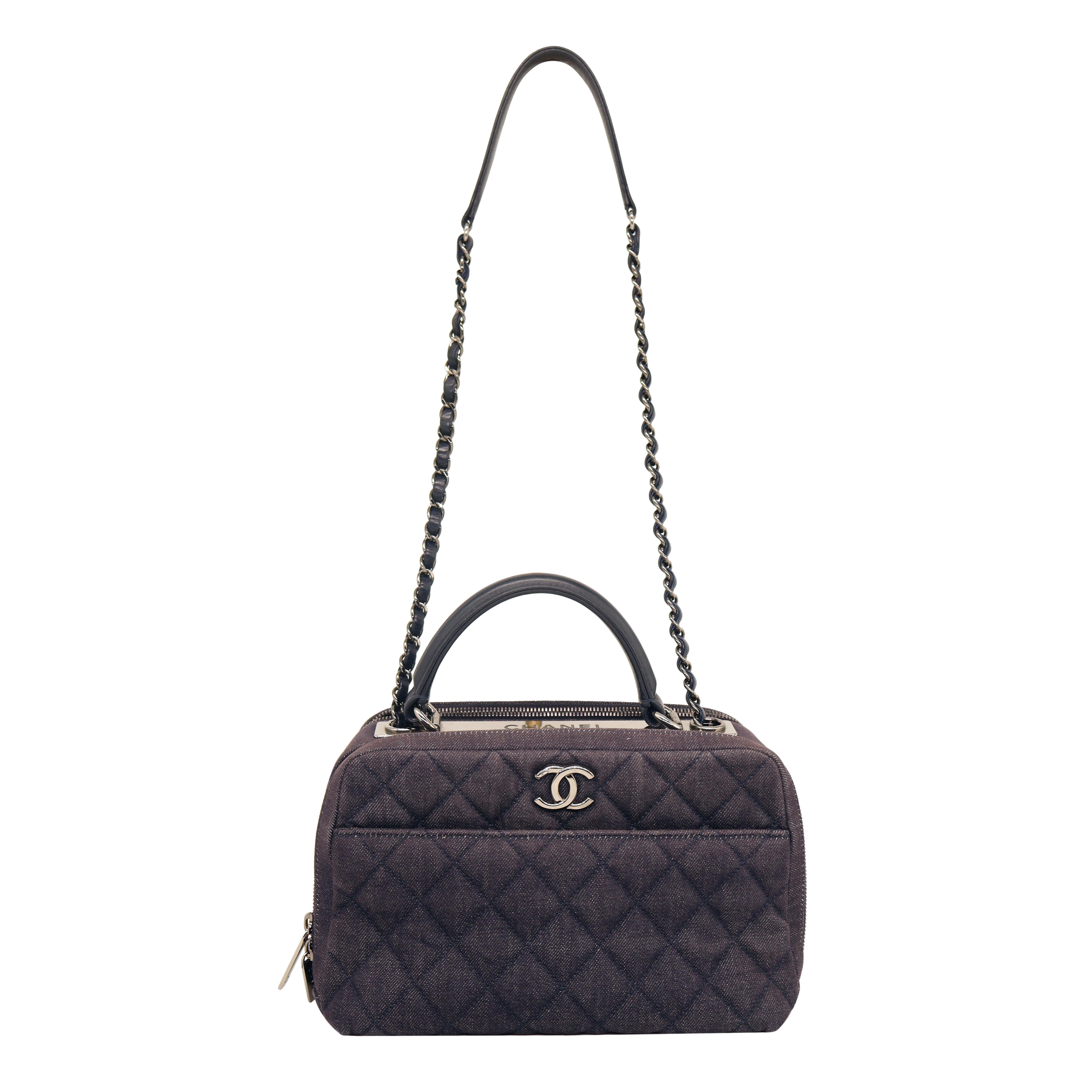 Chanel Borsa Bowler media trapuntata trendy a due vie in denim scuro, 2015 - 2016. Questa ambita e rara borsa da collezione in stile bowler è stata prodotta tra il 2015 e il 2016, con un codice seriale di 